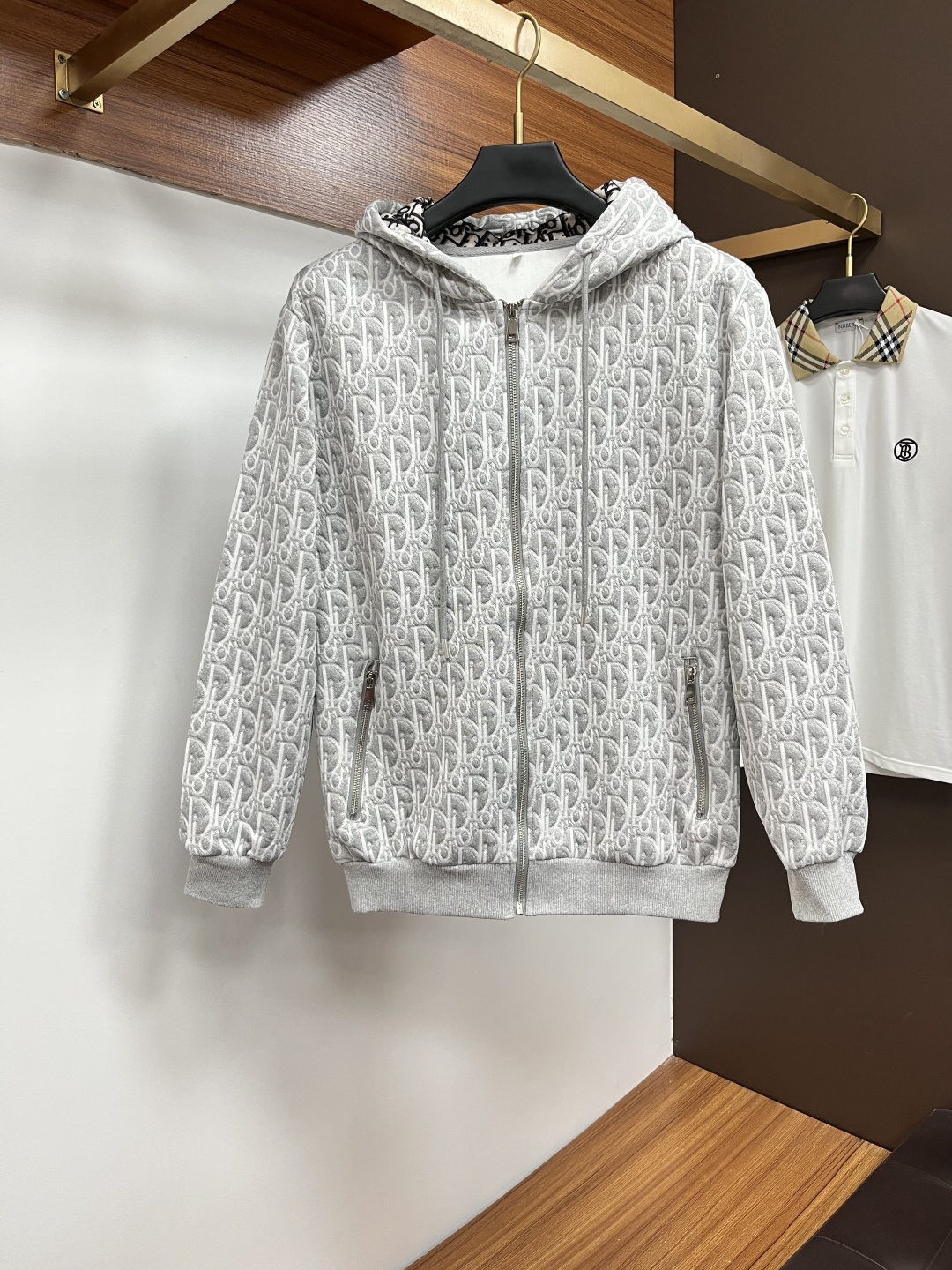 NO:601611,Dior's new autumn and winter jackets, top-quality fabrics. Original hardware accessories, synchronized with European counters, the upper body is more casual and elegant, new luxury high-end customized accessories with original hardware from the counters!  Luxurious brand-specific logo embellishment design, the highest quality shipments in the market, original accessories, the ultimate in luxury!  Soft and comfortable. The upper body is very handsome!  Suitable for any scene!  Size: M-3XL,,dior,jackets & coats,jackets & coats,alexander wang19860909迪奥 秋冬新款夹克外套,顶级面料.原版五金配件,欧洲专柜同步,上身更随意大方,专柜原版五金奢华高档定制配饰新作！奢华品牌特质logo点缀设计,市场最高品质出货、原版辅料,奢华极致！柔软舒适.上身爆帅！适合任意场景！码数:M-3XL,,dior,jackets & coats,jackets & coats,alexander wang,Men's clothing