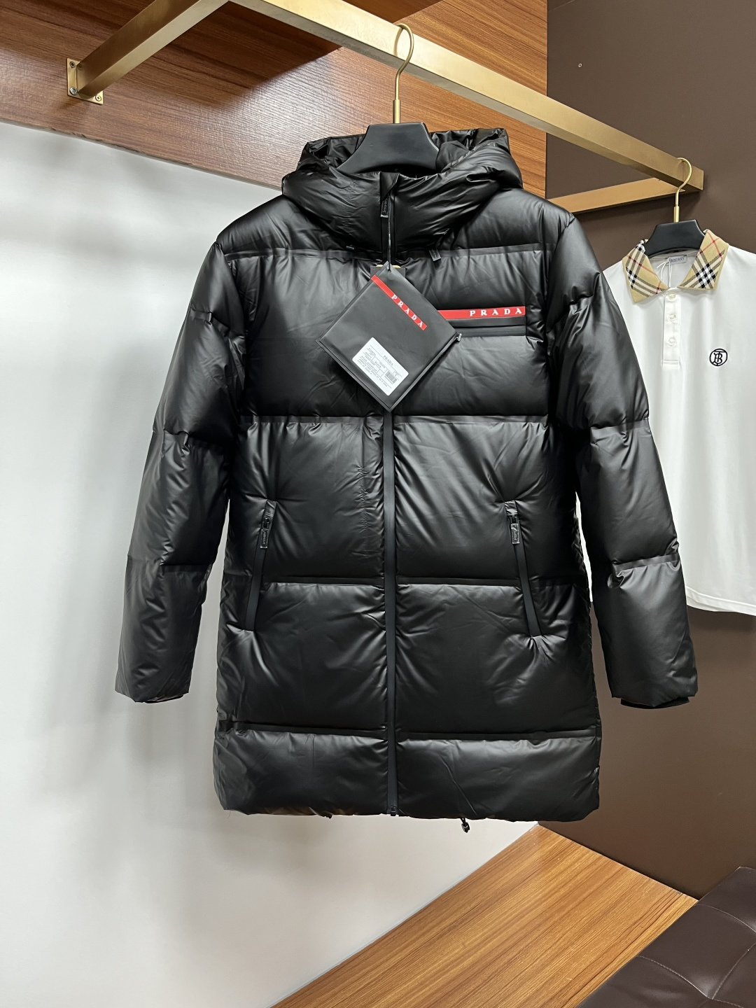 NO:594771,New down jacket PRADA Prada black technology laminated down jacket (high laminated version) New winter wear, favorite series for light and sophisticated business, minimalist style 90 white duck down jacket, comfortable and stylish fabric!  The upper body is super stylish and handsome, and the version is a three-dimensional cutting design. The whole piece has high warmth and good resilience. The upper body is warm and stylish without feeling heavy. It is very practical to wear and does not appear bloated. It can well prevent the cold wind from invading!  The first choice for long styles and high quality!  Size:S-XXL,,prada,prada,jackets & coats,down jacket,alexander wang19860909羽绒上新 PRADA 普拉达黑科技压胶羽绒外套(压胶高版本) 冬装新品,轻熟商务最爱系列,极简主义风格90白鸭绒羽绒服 面料舒适有型！上身超级有型的帅气,版型是立体裁剪的设计 整件保暖度高,回弹力好 上身保暖有型 又不会有负重感 实穿性非常强 不显臃肿 可以很好的防止寒风侵袭！长款高品质首选！尺码:S-XXL,,prada,prada,jackets & coats,down jacket,alexander wang,Men's clothing