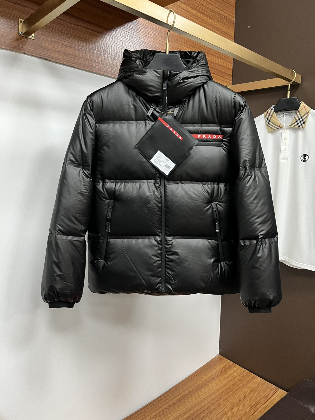 NO:594773,New down jacket PRADA Prada black technology laminated down jacket (high laminated version) New winter wear, favorite series for light and sophisticated business, minimalist style 90 white duck down jacket, comfortable and stylish fabric!  The upper body is super stylish and handsome, and the version is a three-dimensional cutting design. The whole piece has high warmth and good resilience. The upper body is warm and stylish without feeling heavy. It is very practical to wear and does not appear bloated. It can well prevent the cold wind from invading!  High quality first choice!  Size:S-XXL,,prada,prada,jackets & coats,down jacket,alexander wang19860909羽绒上新 PRADA 普拉达黑科技压胶羽绒外套(压胶高版本) 冬装新品,轻熟商务最爱系列,极简主义风格90白鸭绒羽绒服 面料舒适有型！上身超级有型的帅气,版型是立体裁剪的设计 整件保暖度高,回弹力好 上身保暖有型 又不会有负重感 实穿性非常强 不显臃肿 可以很好的防止寒风侵袭！高品质首选！尺码:S-XXL,,prada,prada,jackets & coats,down jacket,alexander wang,Men's clothing
