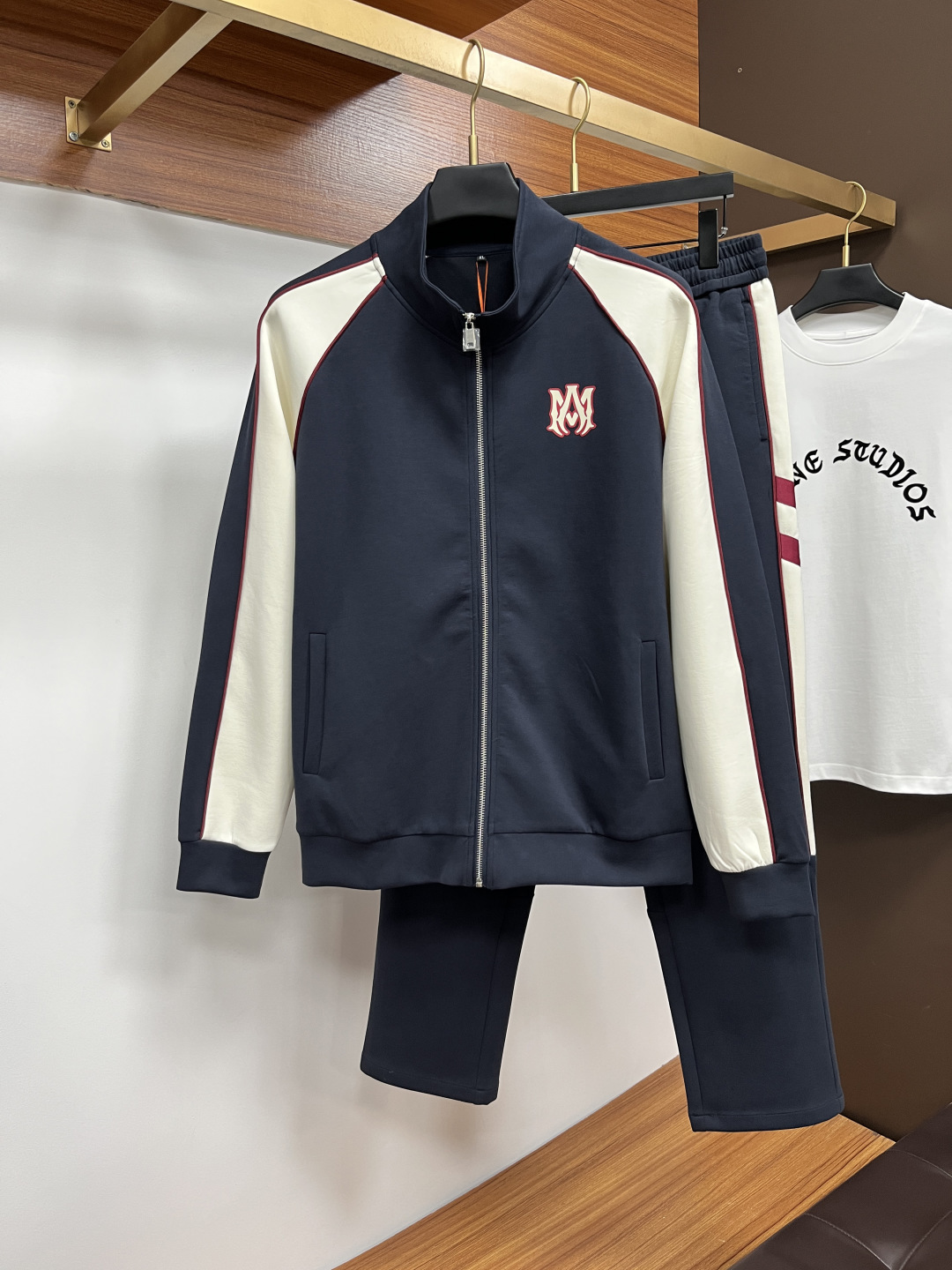 NO:594750,Amiri's latest autumn and winter suits - available at the same time, original casual and fashionable suits, the upper body is very unique!  Eye-catching and bright, imported high-density polyester fiber fabric, high density, comfortable to the touch, with a warm luster on the surface, skin-friendly and breathable, simple yet fashionable, extremely high-grade, extremely handsome upper body, highly recommended.…………………………………………………… SizeM-XXXl,, alexander wang19860909阿米瑞 秋冬最新品套装-同步有售,原单狠货休闲时尚套装,上身很有特点！吸睛而有亮点,进口高密度聚酯纤维面料,密度高,手感舒适,表面有着温润的光泽,亲肤透气,简单而不失时尚,档次极高,上身帅到爆,极力推荐.………………………………………………… SizeM-XXXl,,alexander wang,Men's clothing