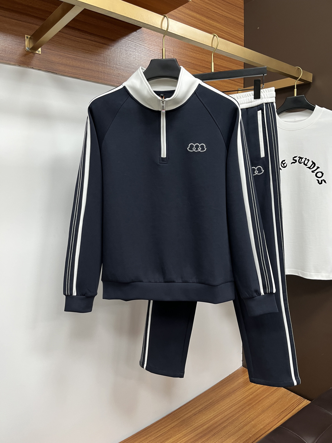 NO:594747,Meng Mouth's latest autumn and winter suits - available at the same time, original casual and fashionable suits, the upper body is very unique!  Eye-catching and bright, imported high-density polyester fiber fabric, high density, comfortable to the touch, with a warm luster on the surface, skin-friendly and breathable, simple yet fashionable, extremely high-grade, extremely handsome upper body, highly recommended.…………………………………………………… SizeM-XXXl,, Moncler, alexander wang19860909蒙口 秋冬最新品套装-同步有售,原单狠货休闲时尚套装,上身很有特点！吸睛而有亮点,进口高密度聚酯纤维面料,密度高,手感舒适,表面有着温润的光泽,亲肤透气,简单而不失时尚,档次极高,上身帅到爆,极力推荐.………………………………………………… SizeM-XXXl,,Moncler,alexander wang,Men's clothing