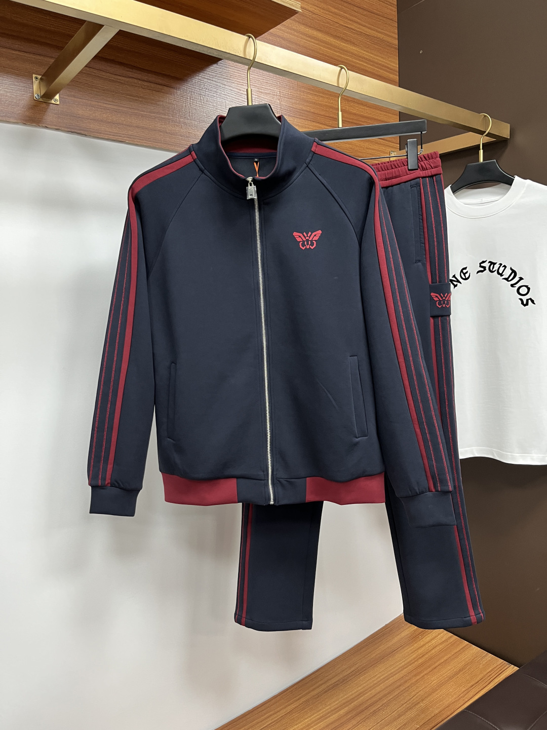 NO:594744,BV's latest autumn and winter suits - available at the same time, original casual and fashionable suits, the upper body is very unique!  Eye-catching and bright, imported high-density polyester fiber fabric, high density, comfortable to the touch, with a warm luster on the surface, skin-friendly and breathable, simple yet fashionable, extremely high-grade, extremely handsome upper body, highly recommended.…………………………………………………… SizeM-XXXl,,bottega veneta,alexander wang19860909BV 秋冬最新品套装-同步有售,原单狠货休闲时尚套装,上身很有特点！吸睛而有亮点,进口高密度聚酯纤维面料,密度高,手感舒适,表面有着温润的光泽,亲肤透气,简单而不失时尚,档次极高,上身帅到爆,极力推荐.………………………………………………… SizeM-XXXl,,bottega veneta,alexander wang,Men's clothing