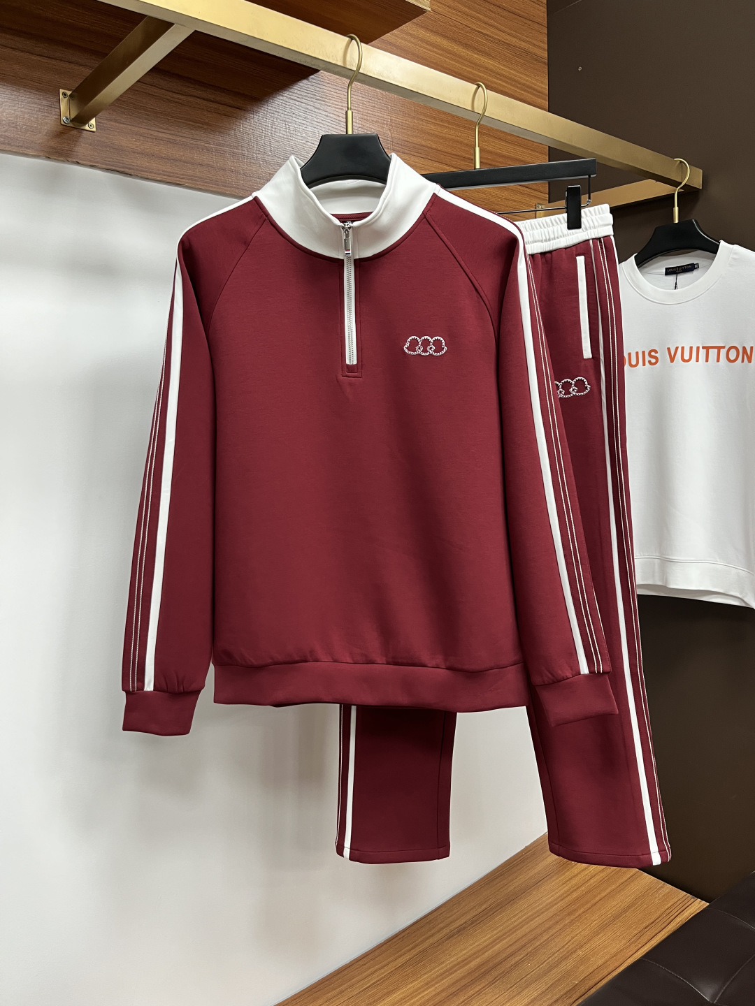 NO:594741,Meng Mouth's latest autumn and winter suits - available at the same time, original casual and fashionable suits, the upper body is very unique!  Eye-catching and bright, imported high-density polyester fiber fabric, high density, comfortable to the touch, with a warm luster on the surface, skin-friendly and breathable, simple yet fashionable, extremely high-grade, extremely handsome upper body, highly recommended.…………………………………………………… SizeM-XXXl,, Moncler, alexander wang19860909蒙口 秋冬最新品套装-同步有售,原单狠货休闲时尚套装,上身很有特点！吸睛而有亮点,进口高密度聚酯纤维面料,密度高,手感舒适,表面有着温润的光泽,亲肤透气,简单而不失时尚,档次极高,上身帅到爆,极力推荐.………………………………………………… SizeM-XXXl,,Moncler,alexander wang,Men's clothing