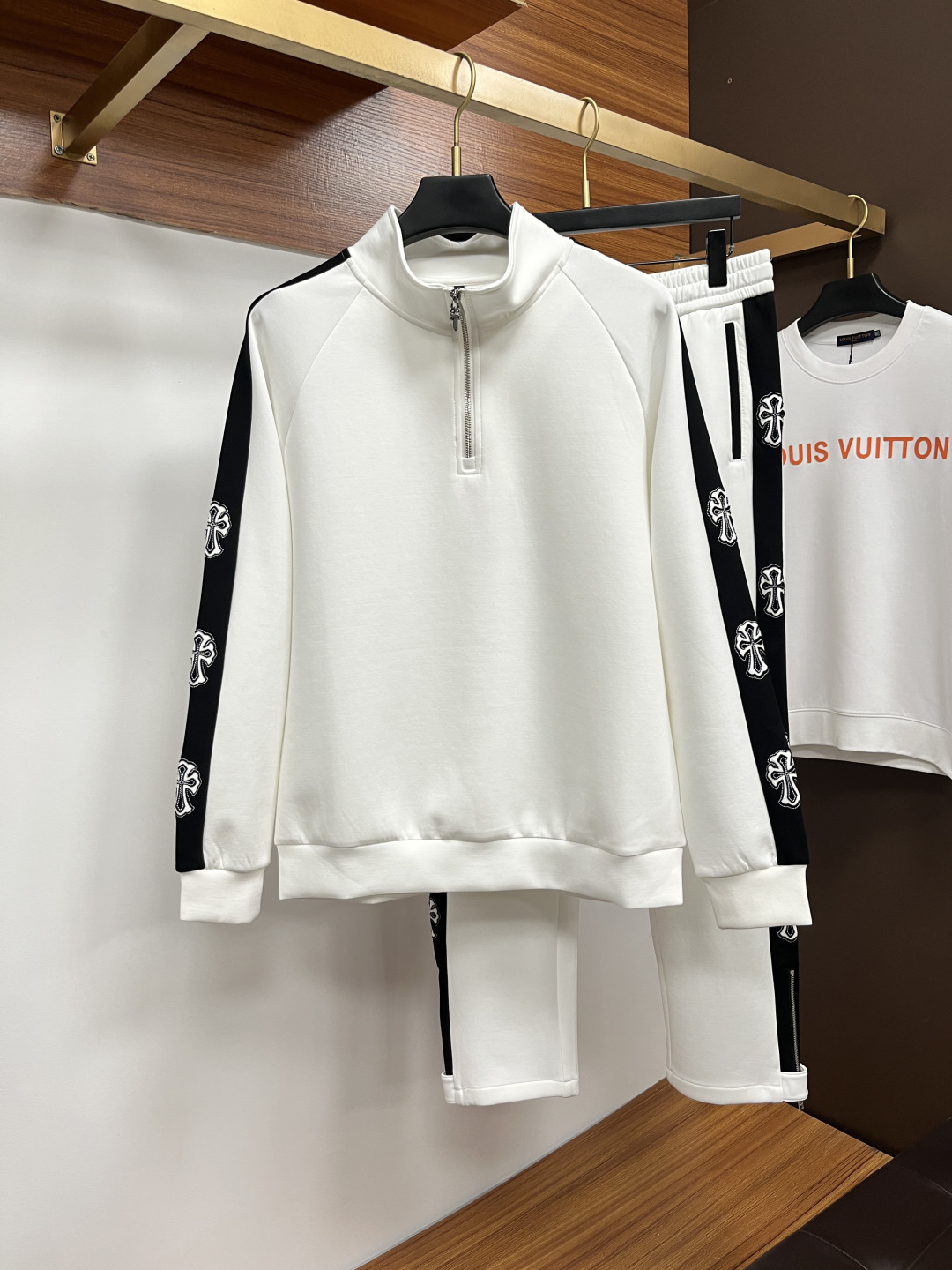 NO:600502,Kroxin's latest autumn and winter suits - available at the same time, original casual and fashionable suits, the upper body is very unique!  Eye-catching and bright, imported high-density polyester fiber fabric, high density, comfortable to the touch, with a warm luster on the surface, skin-friendly and breathable, simple yet fashionable, extremely high-grade, extremely handsome upper body, highly recommended.…………………………………………………… SizeM-XXXl, chrome hearts, alexander wang19860909克罗心 秋冬最新品套装-同步有售,原单狠货休闲时尚套装,上身很有特点！吸睛而有亮点,进口高密度聚酯纤维面料,密度高,手感舒适,表面有着温润的光泽,亲肤透气,简单而不失时尚,档次极高,上身帅到爆,极力推荐.………………………………………………… SizeM-XXXl,,chrome hearts,alexander wang,Men's clothing