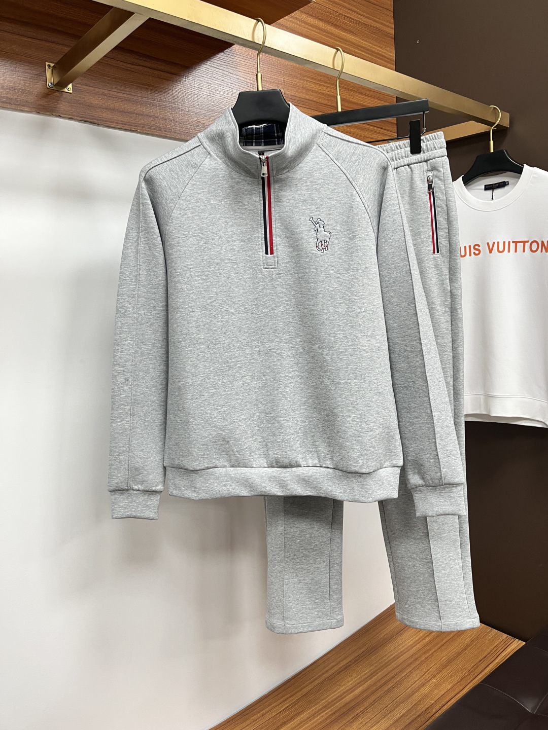 NO:600503,Paul's latest autumn and winter suits - available at the same time, original casual and fashionable suits, the upper body is very unique!  Eye-catching and bright, imported high-density polyester fiber fabric, high density, comfortable to the touch, with a warm luster on the surface, skin-friendly and breathable, simple yet fashionable, extremely high-grade, extremely handsome upper body, highly recommended.…………………………………………………… SizeM-XXXl,, alexander wang19860909保罗 秋冬最新品套装-同步有售,原单狠货休闲时尚套装,上身很有特点！吸睛而有亮点,进口高密度聚酯纤维面料,密度高,手感舒适,表面有着温润的光泽,亲肤透气,简单而不失时尚,档次极高,上身帅到爆,极力推荐.………………………………………………… SizeM-XXXl,,alexander wang,Men's clothing