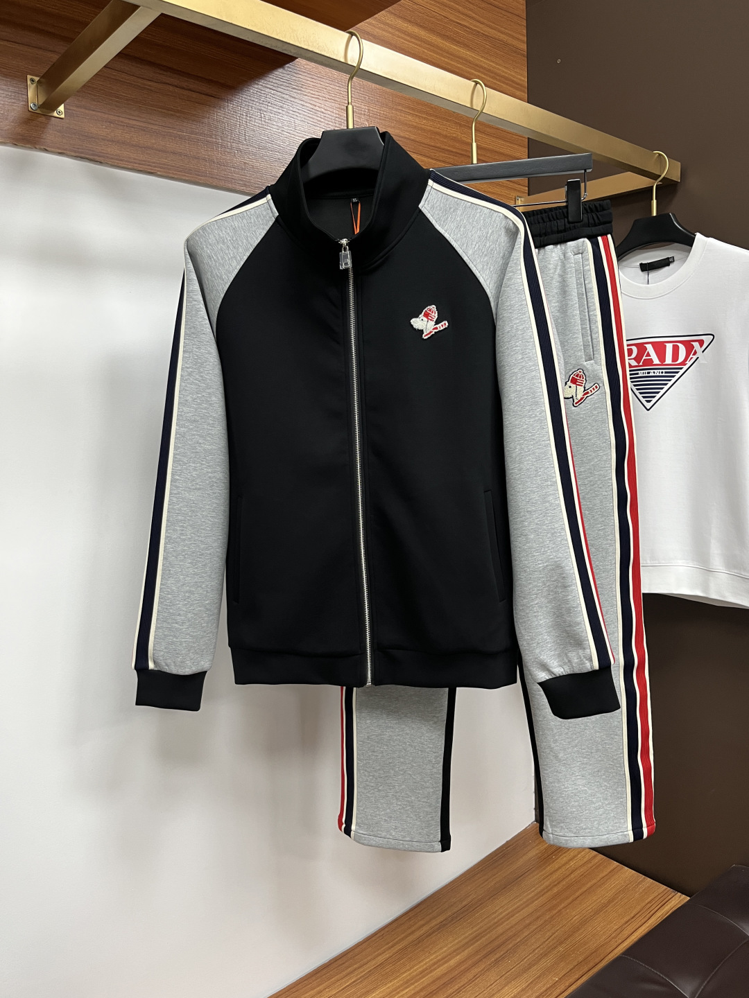 NO:600515,TB's latest autumn and winter suits - available at the same time, original casual and fashionable suits, the upper body is very unique!  Eye-catching and bright, imported high-density polyester fiber fabric, high density, comfortable to the touch, with a warm luster on the surface, skin-friendly and breathable, simple yet fashionable, extremely high-grade, extremely handsome upper body, highly recommended.…………………………………………………… SizeM-XXXl,, alexander wang19860909TB 秋冬最新品套装-同步有售,原单狠货休闲时尚套装,上身很有特点！吸睛而有亮点,进口高密度聚酯纤维面料,密度高,手感舒适,表面有着温润的光泽,亲肤透气,简单而不失时尚,档次极高,上身帅到爆,极力推荐.………………………………………………… SizeM-XXXl,,alexander wang,Men's clothing