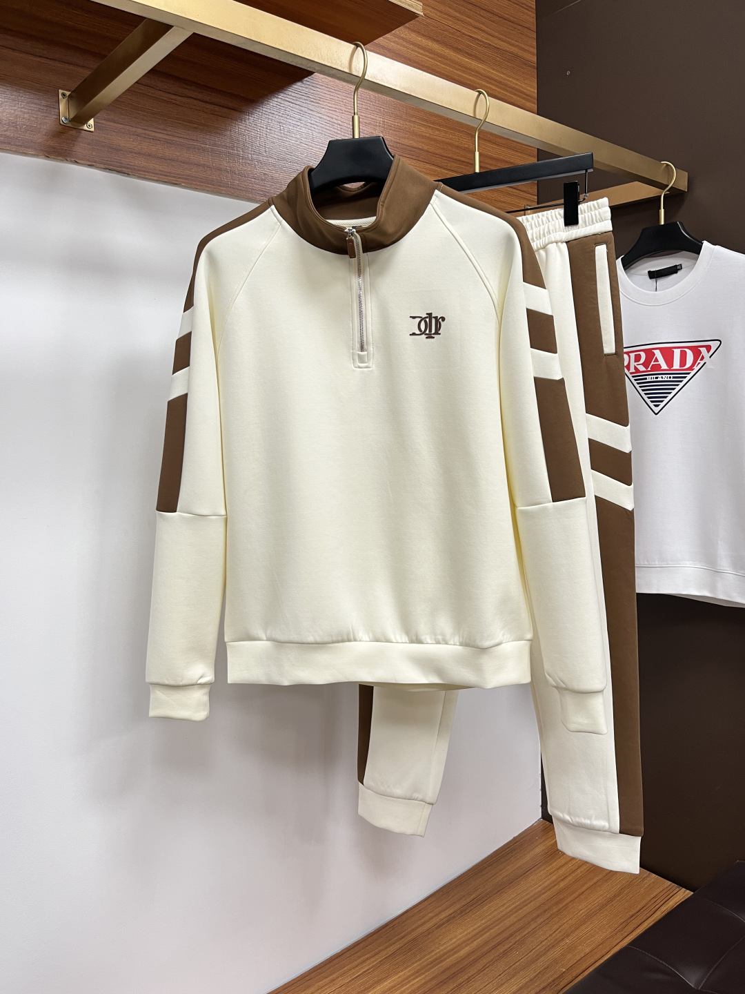 NO:600516,Dior's latest autumn and winter suits - available at the same time, original casual and fashionable suits, the upper body is very unique!  Eye-catching and bright, imported high-density polyester fiber fabric, high density, comfortable to the touch, with a warm luster on the surface, skin-friendly and breathable, simple yet fashionable, extremely high-grade, extremely handsome upper body, highly recommended.…………………………………………………… SizeM-XXXl,, dior, alexander wang19860909迪奥 秋冬最新品套装-同步有售,原单狠货休闲时尚套装,上身很有特点！吸睛而有亮点,进口高密度聚酯纤维面料,密度高,手感舒适,表面有着温润的光泽,亲肤透气,简单而不失时尚,档次极高,上身帅到爆,极力推荐.………………………………………………… SizeM-XXXl,,dior,alexander wang,Men's clothing