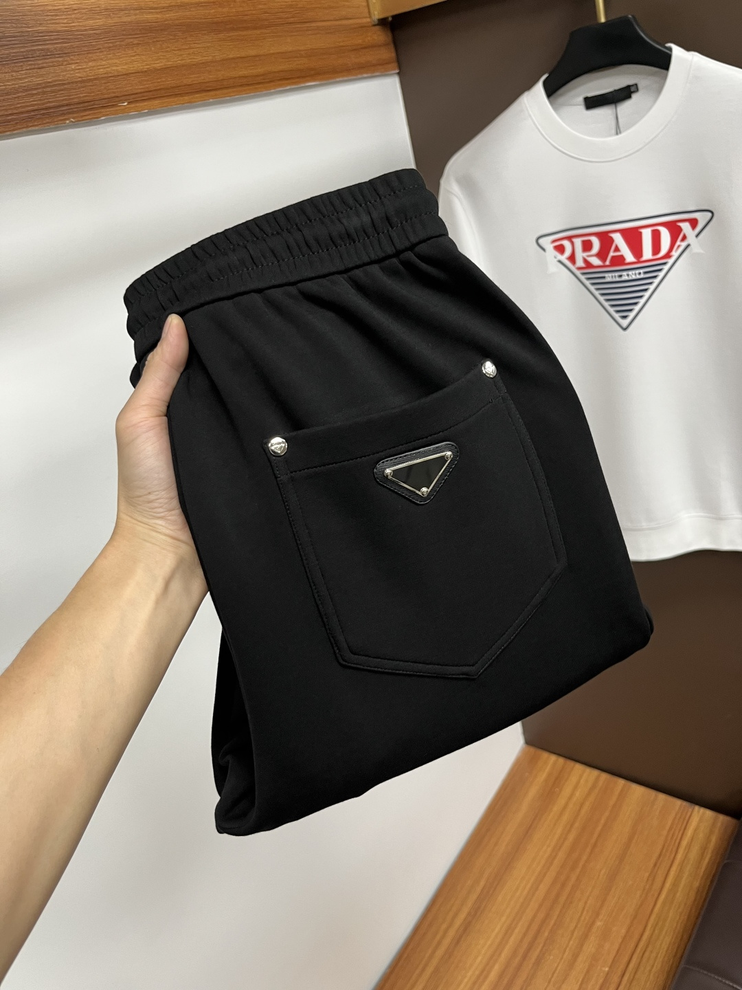 NO:601587,Prada ss autumn counter new products are launched simultaneously. Original order-made high-quality fashionable casual pants. Super versatile. Exclusively customized-imported high-end cotton fabrics, with a delicate and soft feel, comfortable next to the body, and a super stylish upper body! The latest hardware accessories from the original customized counter. Super beautiful shape, long upper body and slender legs, impeccable lining and wiring, suitable for any occasion. QDX25 once again emphasizes that the fabric is very, very high-grade! Size M-4XL,,prada,alexander wang19860909普拉达 ss秋季专柜新品同步上市.原单订制高品质时尚休闲裤.超级百搭款.独家定制-进口高端绵面料,手感细腻柔软,贴身舒适,上身超有型！原版定制专柜最新五金辅料.超靓版型、上身显腿修长,內里,走线都无可挑剔,任何场合都可出席,QDX25再次强调面料非常非常显档次！码数M-4XL,,prada,alexander wang,Men's clothing