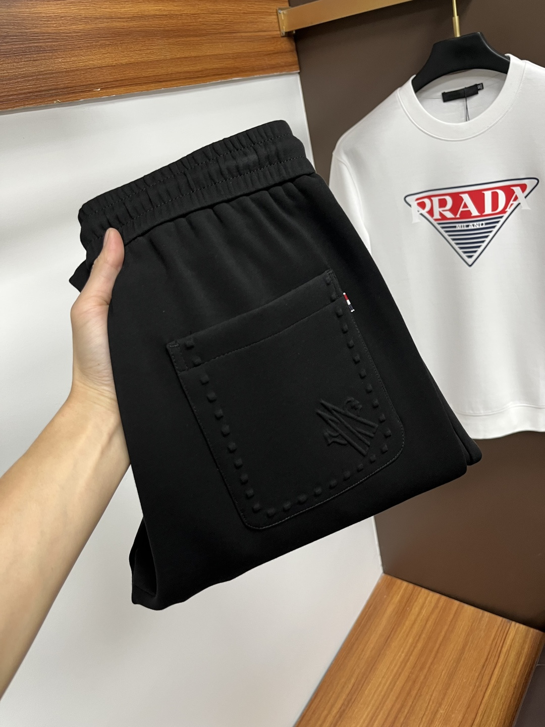 NO:601590,Mengkou ss autumn counter new products are on the market at the same time. High-quality fashionable casual pants made from original orders. Super versatile. Exclusively customized-imported high-end cotton fabrics, with a delicate and soft feel, comfortable next to the body, and a super stylish upper body! The latest hardware accessories from the original customized counter. Super beautiful shape, long upper body and slender legs, impeccable lining and wiring, suitable for any occasion. QDX25 once again emphasizes that the fabric is very, very high-grade! Size M-4XL,,Moncler,alexander wang19860909蒙口 ss秋季专柜新品同步上市.原单订制高品质时尚休闲裤.超级百搭款.独家定制-进口高端绵面料,手感细腻柔软,贴身舒适,上身超有型！原版定制专柜最新五金辅料.超靓版型、上身显腿修长,內里,走线都无可挑剔,任何场合都可出席,QDX25再次强调面料非常非常显档次！码数M-4XL,,Moncler,alexander wang,Men's clothing