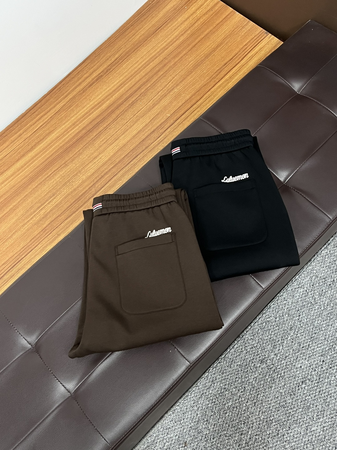 NO:601596,New products from Lulu ss autumn counter are on the market at the same time. High-quality fashionable casual pants made from original orders. Super versatile. Exclusively customized-imported high-end cotton fabrics, with a delicate and soft feel, comfortable close-fitting, and a super stylish upper body! The latest hardware accessories from the original customized counter. Super beautiful shape, long upper body and slender legs, impeccable lining and wiring, suitable for any occasion. QDX25 once again emphasizes that the fabric is very, very high-grade! Size M-4XL,,alexander wang19860909Lulu ss秋季专柜新品同步上市.原单订制高品质时尚休闲裤.超级百搭款.独家定制-进口高端绵面料,手感细腻柔软,贴身舒适,上身超有型！原版定制专柜最新五金辅料.超靓版型、上身显腿修长,內里,走线都无可挑剔,任何场合都可出席,QDX25再次强调面料非常非常显档次！码数M-4XL,,alexander wang,Men's clothing