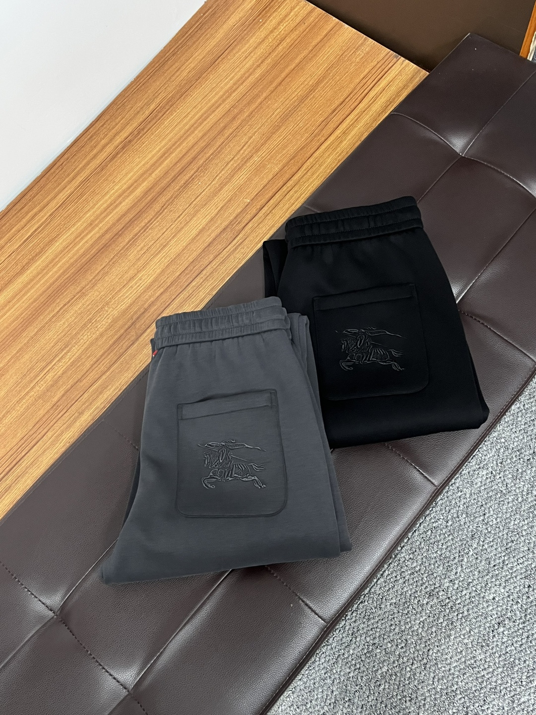 NO:601597,Burberry ss autumn counter new products are launched simultaneously. Original order high-quality fashionable casual pants. Super versatile. Exclusively customized-imported high-end cotton fabrics, with a delicate and soft feel, comfortable close-fitting, and a super stylish upper body! The latest hardware accessories from the original customized counter. Super beautiful shape, long upper body and slender legs, impeccable lining and wiring, suitable for any occasion. QDX25 once again emphasizes that the fabric is very, very high-grade! Size M-4XL,,burberry,alexander wang19860909巴宝莉 ss秋季专柜新品同步上市.原单订制高品质时尚休闲裤.超级百搭款.独家定制-进口高端绵面料,手感细腻柔软,贴身舒适,上身超有型！原版定制专柜最新五金辅料.超靓版型、上身显腿修长,內里,走线都无可挑剔,任何场合都可出席,QDX25再次强调面料非常非常显档次！码数M-4XL,,burberry,alexander wang,Men's clothing