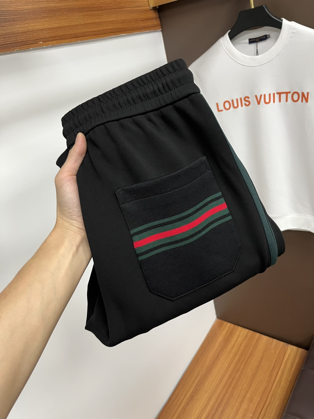 NO:601599,New products from Gucci ss autumn counter are on the market at the same time. High-quality fashionable casual pants made from original orders. Super versatile. Exclusively customized - imported high-end cotton fabrics, with a delicate and soft feel, comfortable close-fitting, and a super stylish upper body! The latest hardware accessories from the original customized counter. Super beautiful shape, long upper body and slender legs, impeccable lining and wiring, suitable for any occasion. QDX25 once again emphasizes that the fabric is very, very high-grade! Size M-4XL,,alexander wang19860909古奇 ss秋季专柜新品同步上市.原单订制高品质时尚休闲裤.超级百搭款.独家定制-进口高端绵面料,手感细腻柔软,贴身舒适,上身超有型！原版定制专柜最新五金辅料.超靓版型、上身显腿修长,內里,走线都无可挑剔,任何场合都可出席,QDX25再次强调面料非常非常显档次！码数M-4XL,,alexander wang,Men's clothing