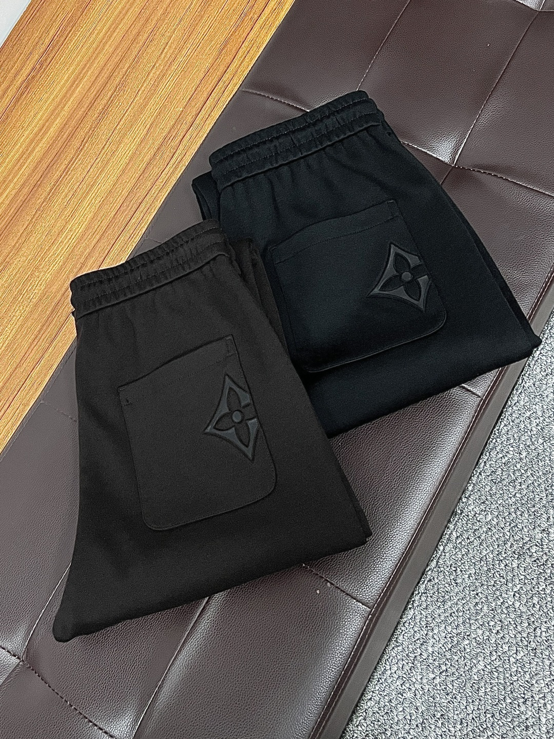 NO:601607,New products from LV ss autumn counters are on the market at the same time. High-quality fashionable casual pants made from original orders. Super versatile. Exclusively customized - imported high-end cotton fabrics, with a delicate and soft feel, comfortable close-fitting, and a super stylish upper body! The latest hardware accessories from the original customized counter. Super beautiful shape, long upper body and slender legs, impeccable lining and wiring, suitable for any occasion. QDX25 once again emphasizes that the fabric is very, very high-grade! Size M-4XL,,louis vuitton,alexander wang19860909LV ss秋季专柜新品同步上市.原单订制高品质时尚休闲裤.超级百搭款.独家定制-进口高端绵面料,手感细腻柔软,贴身舒适,上身超有型！原版定制专柜最新五金辅料.超靓版型、上身显腿修长,內里,走线都无可挑剔,任何场合都可出席,QDX25再次强调面料非常非常显档次！码数M-4XL,,louis vuitton,alexander wang,Men's clothing