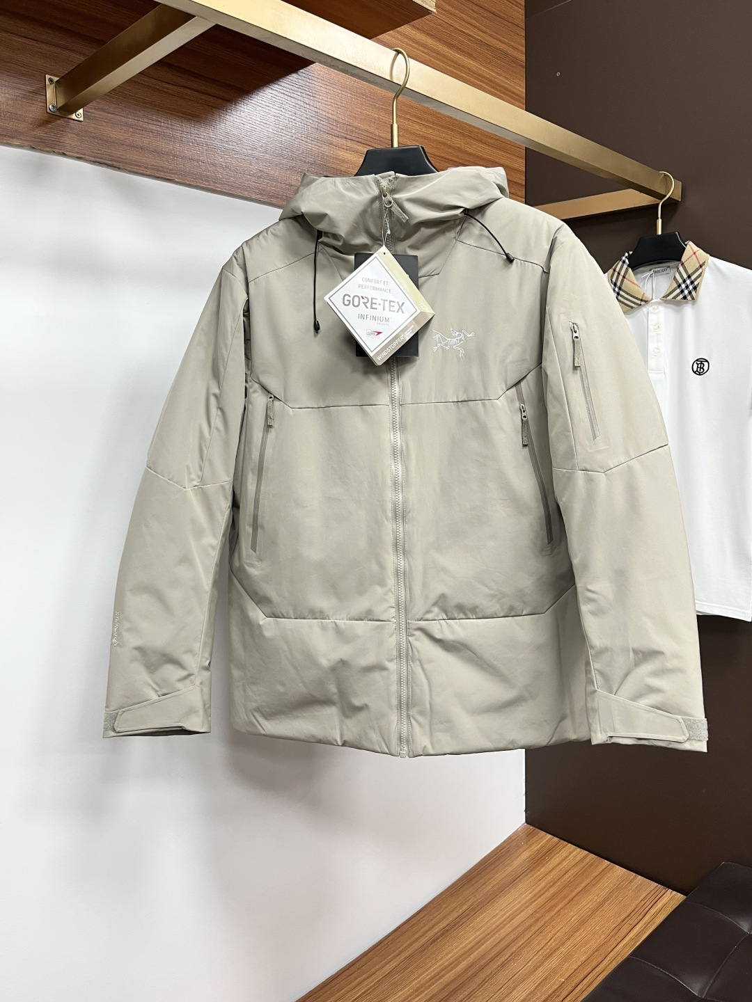 NO:598369,Arc'teryx's new autumn and winter fashionable cotton jacket, the latest casual warm cotton jacket for men!  The channels of trading companies are rare, and they are sold simultaneously on the official website. The new autumn and winter cotton coats, with their exquisite craftsmanship and unique design, bring men a comfortable, fashionable and high-quality wearing option!  This cotton coat is not only fashionable, but also practical. Made of technical fiber material, it creates a completely different style!  The full and fluffy quilted filling inside enhances the stiffness while also ensuring comfort and warmth!  Highlight the high-end quality of the brand!  The stitching is smooth and even, and the details show the craftsmanship!  This cotton coat has a smart and stylish silhouette, making it the first choice for high-end men!  Make the overall shape more unique and refined!  Whether it is daily casual or formal occasions, you can show your confidence and personality with this cotton coat!  Whether paired with jeans or suit pants, it can show a man's style that coexists with fashion and taste!  Whether in the cold winter or warm indoors, this cotton coat can become an indispensable part of your fashion style. Let's pursue fashion together!  M-2xL,arc'teryx,jeans,jackets & coats,jackets & coats,business suit,alexander wang19860909始祖鸟 秋冬新款时尚棉衣夹克,男士最新休闲保暖棉服外套！贸易公司渠道稀出,同步官网发售 秋冬新款棉衣以其精湛的工艺和独特的设计,为男士们带来了舒适、时尚和品质兼具的穿搭选择！ 这款棉衣不仅具有时尚感,还兼具实穿性 采用科技纤维材质,打造出截然不同的穿搭风格！内里饱满蓬松的夹棉填充提升了挺括感,同时也保证了舒适和保暖性！彰显品牌的高端质感！车线平顺均匀,细节尽显匠心工艺！ 这款棉衣的版型干练有型,是高品位男士们的首选！使整体造型更加别致与精致！无论是日常休闲还是正式场合,在这件棉衣的陪伴下都能展现出自信和个性！无论是搭配牛仔裤还是西装裤,都能展现出时尚与品味并存的男士风范！无论是在寒冷的冬日还是温暖的室内,这款棉衣都能成为你时尚造型中不可或缺的一部分,让我们一起追求时尚！M-2xL,arc'teryx,jeans,jackets & coats,jackets & coats,business suit,alexander wang,Men's clothing