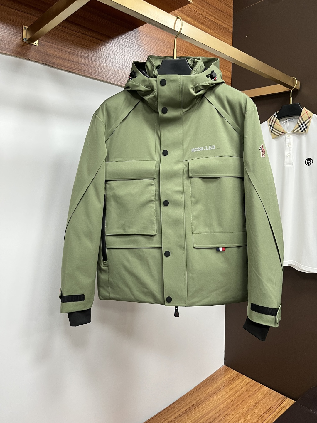 NO:598372,Men's fashionable down jacket with mouth covering!  Super popular item!  The hooded design, double front pockets, and brand letter logo on the chest highlight luxury!  The mix and match of elements between brands is very brilliant, seeking common ground while reserving differences, which demonstrates the designer's extraordinary creative concept!  The perfect fusion between fashion brands and fashion, the collision between the two is quite amazing in terms of details. The brand LOGOs of both parties have reached a consensus without any sense of incompatibility. The whole body is presented in exquisite embossed body, which is quite fashionable and fresh, with strong visual impact. It perfectly interprets the characteristics and soul of the brand, and demonstrates the extremely high fashion proposition of the brand!  It has extremely high fluffiness and velvet content, excellent resilience, exceeds the European standard environmental protection level, has no odor, and has excellent temperature locking effect and warmth retention!  The craftsmanship details are exquisite and the accessories are all supplied by customers. It is a down jacket with strong wearability. It has a full upper body and a wide age range. It can be trendy or restrained and stable. It has high moldability. It is highly recommended as a must-have tool to keep out the cold!  Color Black Green Size M-3XL M Length 69 Bust 113 Shoulder Width 53 Sleeve Length 64 Recommended weight 130 catties L Length 71 Bust 117 Shoulder Width 54 Sleeve Length 65 Recommended weight 145 catties  3X length 76 bust 129 shoulder width 57 sleeve length 68 recommended weight 190 pounds.,,Moncler,jackets & coats,down jacket,hats,alexander wang19860909蒙口男士时装款羽绒服外套！ 超火爆人气单品！连帽设计,前置双口袋,胸前的品牌字母logo构成彰显奢华！品牌之间的元素混搭非常出彩,求同存异,彰显了设计师非凡的创作理念！ 潮牌与时装之间的完美融合,在细节方面两者的碰撞颇为惊艳,双方品牌LOGO达到共识,毫无违和感,通体以精湛的压花体呈现,相当时髦提鲜,视觉冲击力极强,完美诠释了品牌的特质及灵魂所在,且彰显了极高的品牌时髦主张！ 蓬松度和含绒量极高,回弹性优越,超欧标环保级别,无异味,锁温效果与保暖性极佳！ 工艺细节精致考究,辅料全系客供,实穿性极强的一款羽绒服,上身型格十足,年龄跨度大,可潮搭亦可内敛稳重,塑造性非常高,强荐必入的御寒穿搭利器！ 颜色黑色 绿色 尺码M-3XL M衣长69胸围113肩宽53袖长64建议体重130斤 L衣长71胸围117肩宽54袖长65建议体重145斤 XL衣长73胸围121肩宽55袖长66建议体重160斤 2X衣长75胸围125肩宽56袖长67建议体重175斤 3X衣长76胸围129肩宽57袖长68建议体重190斤.,,Moncler,jackets & coats,down jacket,hats,alexander wang,Men's clothing