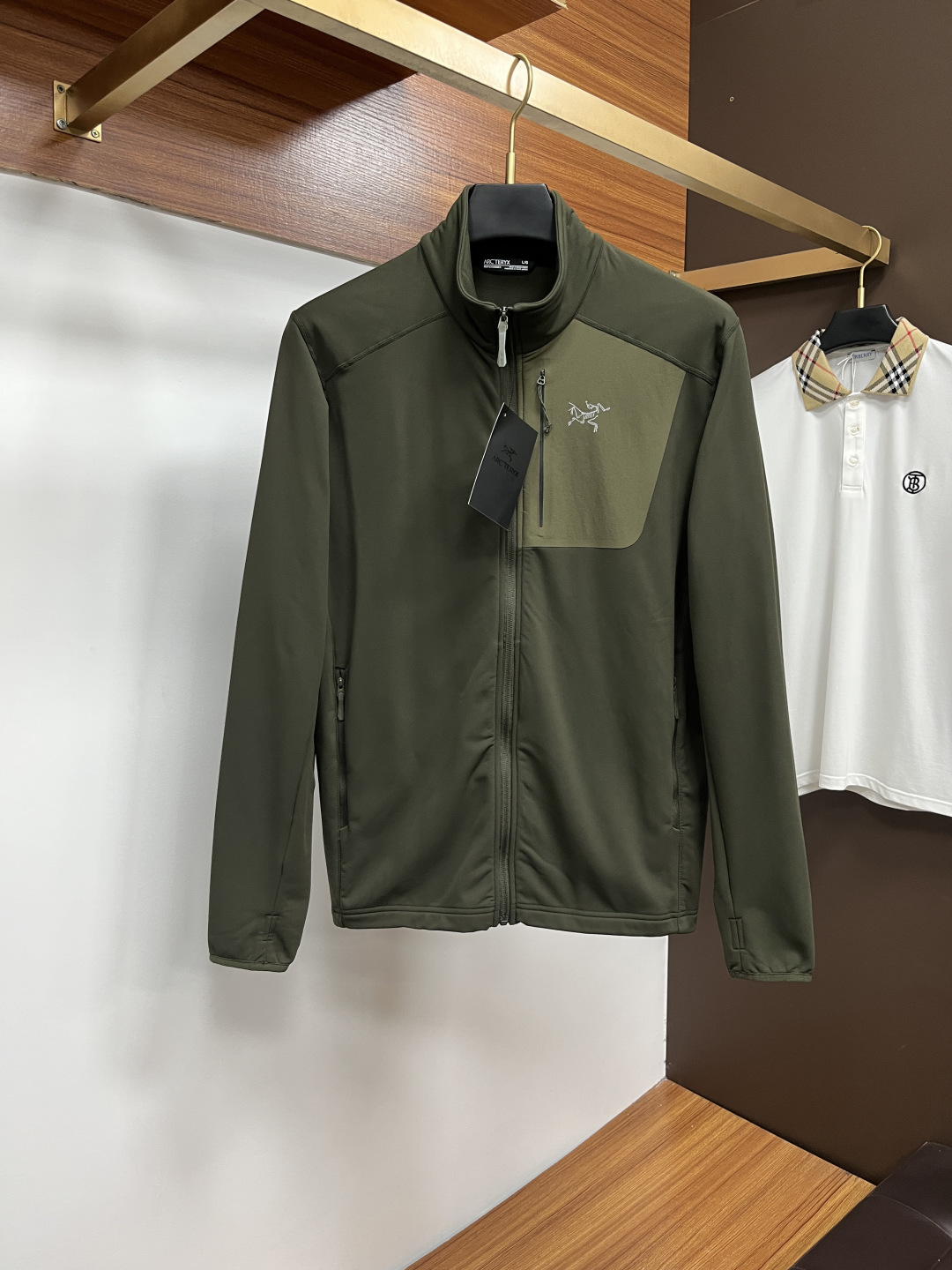 NO:598373,Arc'teryx's new autumn and winter jackets, top-quality fabrics. Original hardware accessories, synchronized with European counters, the upper body is more casual and elegant, new luxury high-end customized accessories with original hardware from the counters!  Luxurious brand-specific logo embellishment design, the highest quality shipments in the market, original accessories, the ultimate in luxury!  Soft and comfortable. The upper body is very handsome!  Suitable for any scene!  Size: M-XXL, arc'teryx, jackets & coats, jackets & coats, alexander wang19860909始祖鸟 秋冬新款夹克外套,顶级面料.原版五金配件,欧洲专柜同步,上身更随意大方,专柜原版五金奢华高档定制配饰新作！奢华品牌特质logo点缀设计,市场最高品质出货、原版辅料,奢华极致！柔软舒适.上身爆帅！适合任意场景！码数:M-XXL 尺码偏大,arc'teryx,jackets & coats,jackets & coats,alexander wang,Men's clothing