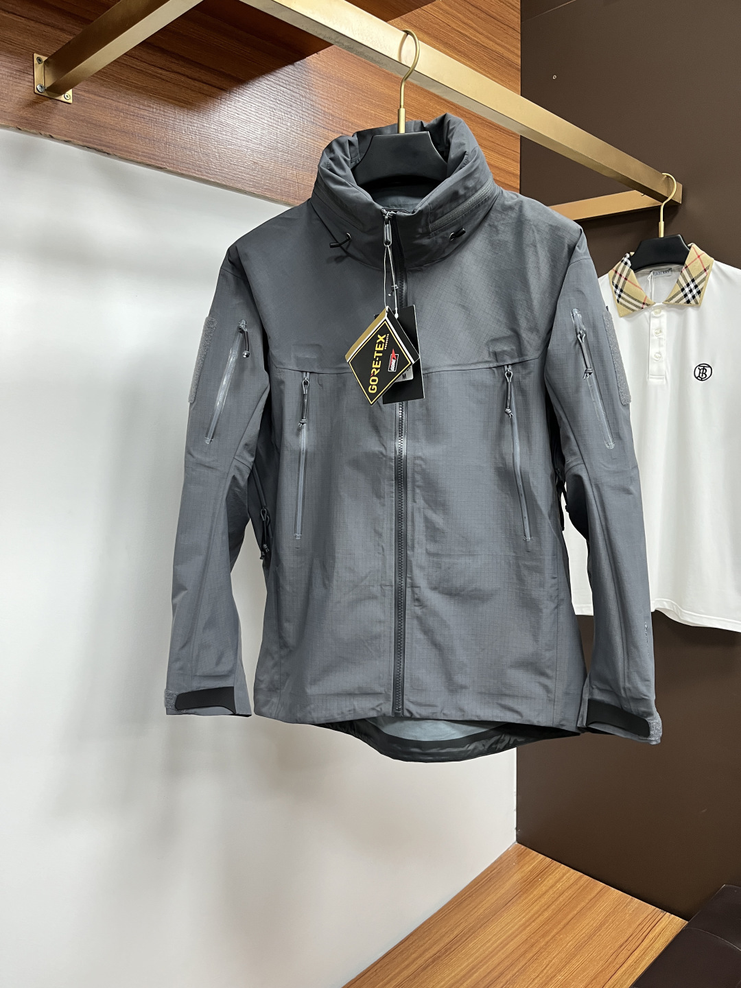 NO:598375,arcteryx Arc'teryx windproof soft shell jacket,arcteryx  The new Arc'teryx men's model is lightweight and windproof, complementing outdoor and daily life, achieving a clever combination of the two. The shell is made of internationally recognized high-end fabrics, which are windproof, waterproof and breathable, minimizing the damage caused by the external environment to the surface of the clothes. The excellent narrowed rubber design increases the breathable area, so that the wearer will not feel hot and humid. The front and center zippers and pocket zippers are all made of the most famous international zipper supplier ykk45# zippers, and the fasteners are nifco  Fasteners, fine workmanship, three-dimensional sports tailoring, slim fit, more suitable for daily casual wear while doing outdoor sports. Size M-3XL, arc'teryx, jackets & coats, jackets & coats, alexander wang19860909arcteryx 始祖鸟防风软壳夹克外套,arcteryx 新款始祖鸟男款轻量化防风,户外与日常生活相辅相成,实现了两者的巧妙结合.外壳采用目前国际公认的高端面料,防风防水透气,最大限度的减少外界环境对衣服表面造成的伤害.出色的窄化压胶设计,增加了透气的面积,使穿着不会有闷热潮湿的感觉,前中以及口袋拉链均采用国际最著名的拉链供应商ykk45＃拉链,扣件则采用了 nifco 扣件,做工精细,立体运动裁剪,修身版型,户外运动的同时,更加适合平时休闲穿着 尺码M-3XL,arc'teryx,jackets & coats,jackets & coats,alexander wang,Men's clothing