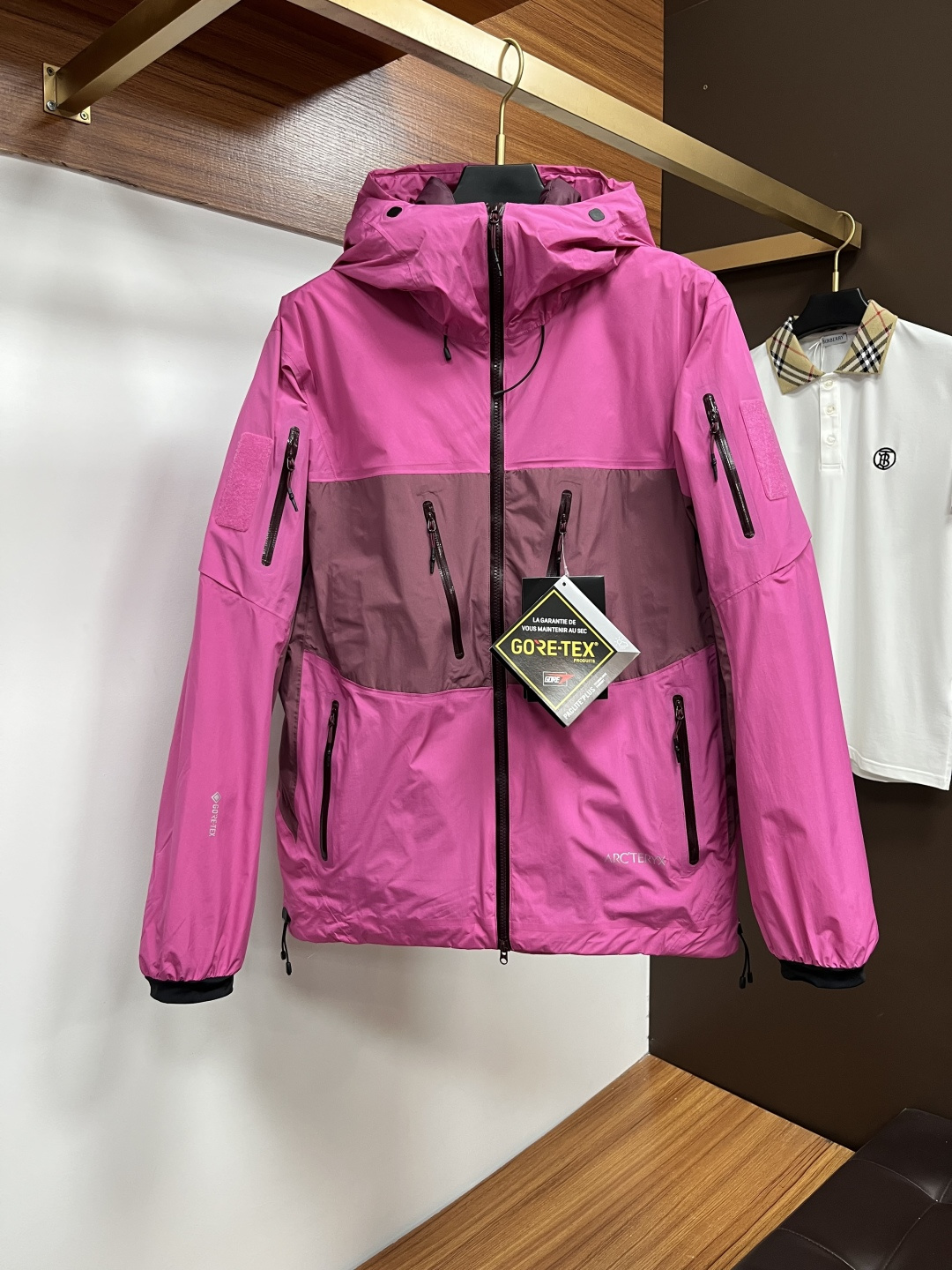 NO:598377,Arc'teryx's new autumn and winter fashionable cotton jacket, the latest casual warm cotton jacket for men!  The channels of trading companies are rare, and they are sold simultaneously on the official website. The new autumn and winter cotton coats, with their exquisite craftsmanship and unique design, bring men a comfortable, fashionable and high-quality wearing option!  This cotton coat is not only fashionable, but also practical. Made of technical fiber material, it creates a completely different style!  The full and fluffy quilted filling inside enhances the stiffness while also ensuring comfort and warmth!  Highlight the high-end quality of the brand!  The stitching is smooth and even, and the details show the craftsmanship!  This cotton coat has a smart and stylish silhouette, making it the first choice for high-end men!  Make the overall shape more unique and refined!  Whether it is daily casual or formal occasions, you can show your confidence and personality with this cotton coat!  Whether paired with jeans or suit pants, it can show a man's style that coexists with fashion and taste!  Whether in the cold winter or warm indoors, this cotton coat can become an indispensable part of your fashion style. Let's pursue fashion together!  M-2xL,arc'teryx,jeans,jackets & coats,jackets & coats,business suit,alexander wang19860909始祖鸟 秋冬新款时尚棉衣夹克,男士最新休闲保暖棉服外套！贸易公司渠道稀出,同步官网发售 秋冬新款棉衣以其精湛的工艺和独特的设计,为男士们带来了舒适、时尚和品质兼具的穿搭选择！ 这款棉衣不仅具有时尚感,还兼具实穿性 采用科技纤维材质,打造出截然不同的穿搭风格！内里饱满蓬松的夹棉填充提升了挺括感,同时也保证了舒适和保暖性！彰显品牌的高端质感！车线平顺均匀,细节尽显匠心工艺！ 这款棉衣的版型干练有型,是高品位男士们的首选！使整体造型更加别致与精致！无论是日常休闲还是正式场合,在这件棉衣的陪伴下都能展现出自信和个性！无论是搭配牛仔裤还是西装裤,都能展现出时尚与品味并存的男士风范！无论是在寒冷的冬日还是温暖的室内,这款棉衣都能成为你时尚造型中不可或缺的一部分,让我们一起追求时尚！M-2xL,arc'teryx,jeans,jackets & coats,jackets & coats,business suit,alexander wang,Men's clothing