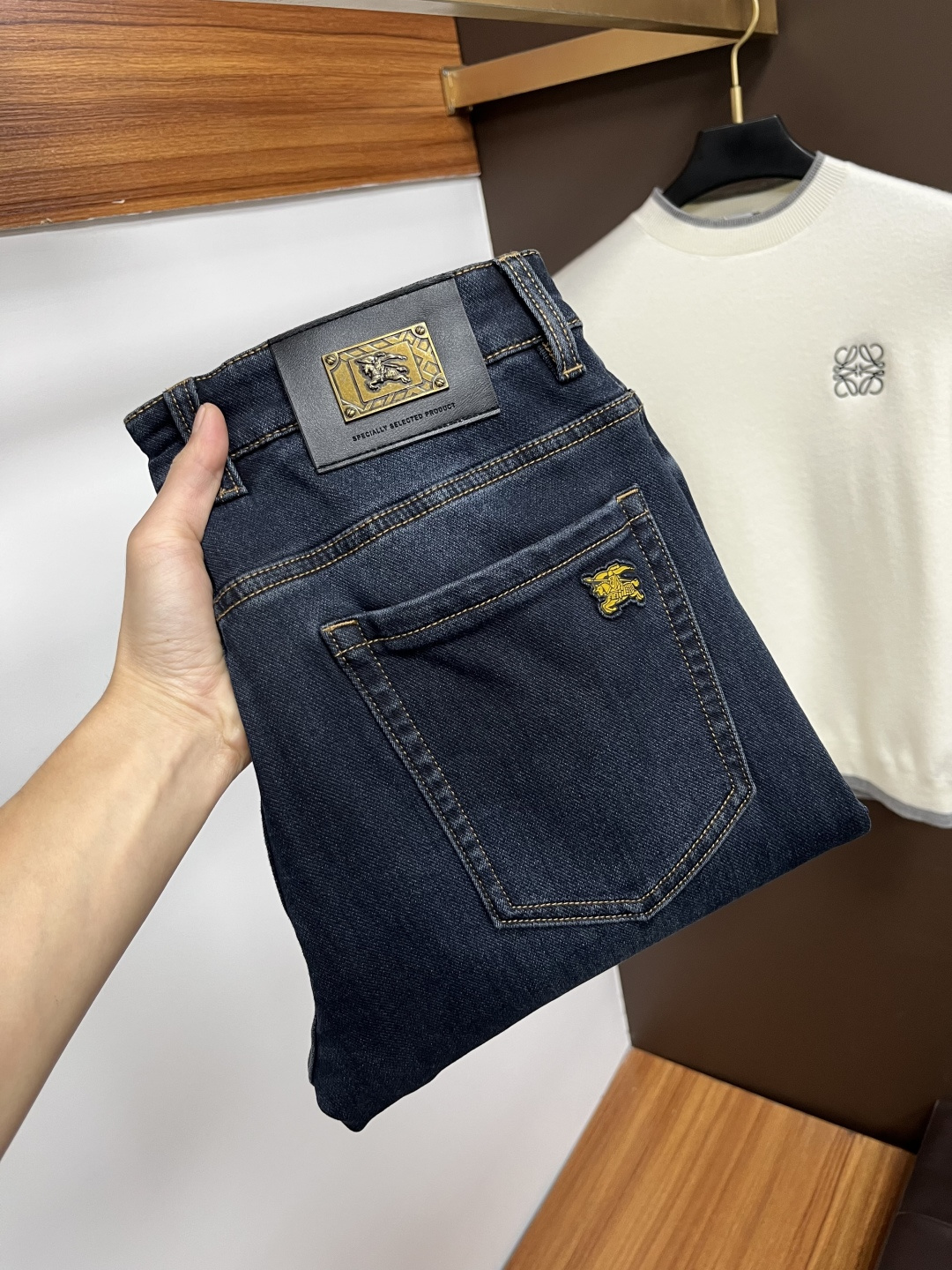 NO:601600,Burberry [New Product for Autumn] European Station Men's Business Casual Jeans When business meets leisure, when classics collide with fashion, this autumn, we bring you new European station men's business casual jeans!  Selected high-quality fabrics are soft, comfortable, and highly breathable, allowing you to stay fresh and comfortable during a busy workday. The design is simple yet stylish, perfectly blending business and leisure elements. Whether it is the office or a weekend party, you can easily control it and show your unique taste. Meet your dressing needs for different occasions and rejuvenate your wardrobe. QDK  Slim tailoring fits the body shape, highlighting a man's erectness and confidence. The details show ingenuity, and every stitch is carefully polished to ensure both quality and comfort. Sizes 29-40,, burberry, jeans, alexander wang19860909巴宝莉【秋季新品】欧洲站男士商务休闲牛仔裤 当商务遇上休闲,当经典碰撞时尚,年秋季,我们为您带来全新欧洲站男士商务休闲牛仔裤！ 精选高品质面料,柔软舒适,透气性极佳,让您在繁忙的工作日中依然保持清爽与自在. 设计简约而不失格调,完美融合商务与休闲元素,无论是办公室还是周末聚会,都能轻松驾驭,展现您的独特品味. 满足您不同场合的穿搭需求,让您的衣橱焕发新生.QDK 修身剪裁,贴合身形,凸显男士的挺拔与自信.细节之处彰显匠心,每一个针脚都经过精心打磨,确保品质与舒适并存. 尺码29-40,,burberry,jeans,alexander wang,Men's clothing