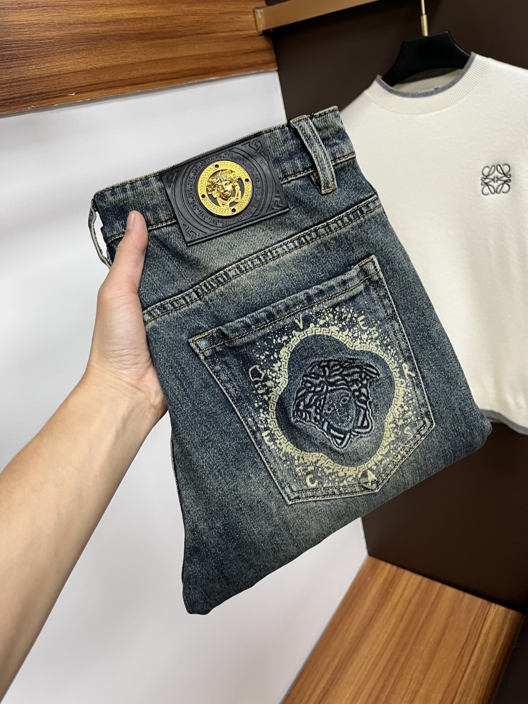 NO:601602,Versace [New Product for Autumn] European Station Men's Business Casual Jeans When business meets leisure, when classics collide with fashion, this autumn, we bring you new European station men's business casual jeans!  Selected high-quality fabrics are soft, comfortable, and highly breathable, allowing you to stay fresh and comfortable during a busy workday. The design is simple yet stylish, perfectly blending business and leisure elements. Whether it is the office or a weekend party, you can easily control it and show your unique taste. Meet your dressing needs for different occasions and rejuvenate your wardrobe. QDK  Slim tailoring fits the body shape, highlighting a man's erectness and confidence. The details show ingenuity, and every stitch is carefully polished to ensure both quality and comfort. Sizes 29-40,,versace,jeans,alexander wang19860909范思哲【秋季新品】欧洲站男士商务休闲牛仔裤 当商务遇上休闲,当经典碰撞时尚,年秋季,我们为您带来全新欧洲站男士商务休闲牛仔裤！ 精选高品质面料,柔软舒适,透气性极佳,让您在繁忙的工作日中依然保持清爽与自在. 设计简约而不失格调,完美融合商务与休闲元素,无论是办公室还是周末聚会,都能轻松驾驭,展现您的独特品味. 满足您不同场合的穿搭需求,让您的衣橱焕发新生.QDK 修身剪裁,贴合身形,凸显男士的挺拔与自信.细节之处彰显匠心,每一个针脚都经过精心打磨,确保品质与舒适并存. 尺码29-40,,versace,jeans,alexander wang,Men's clothing