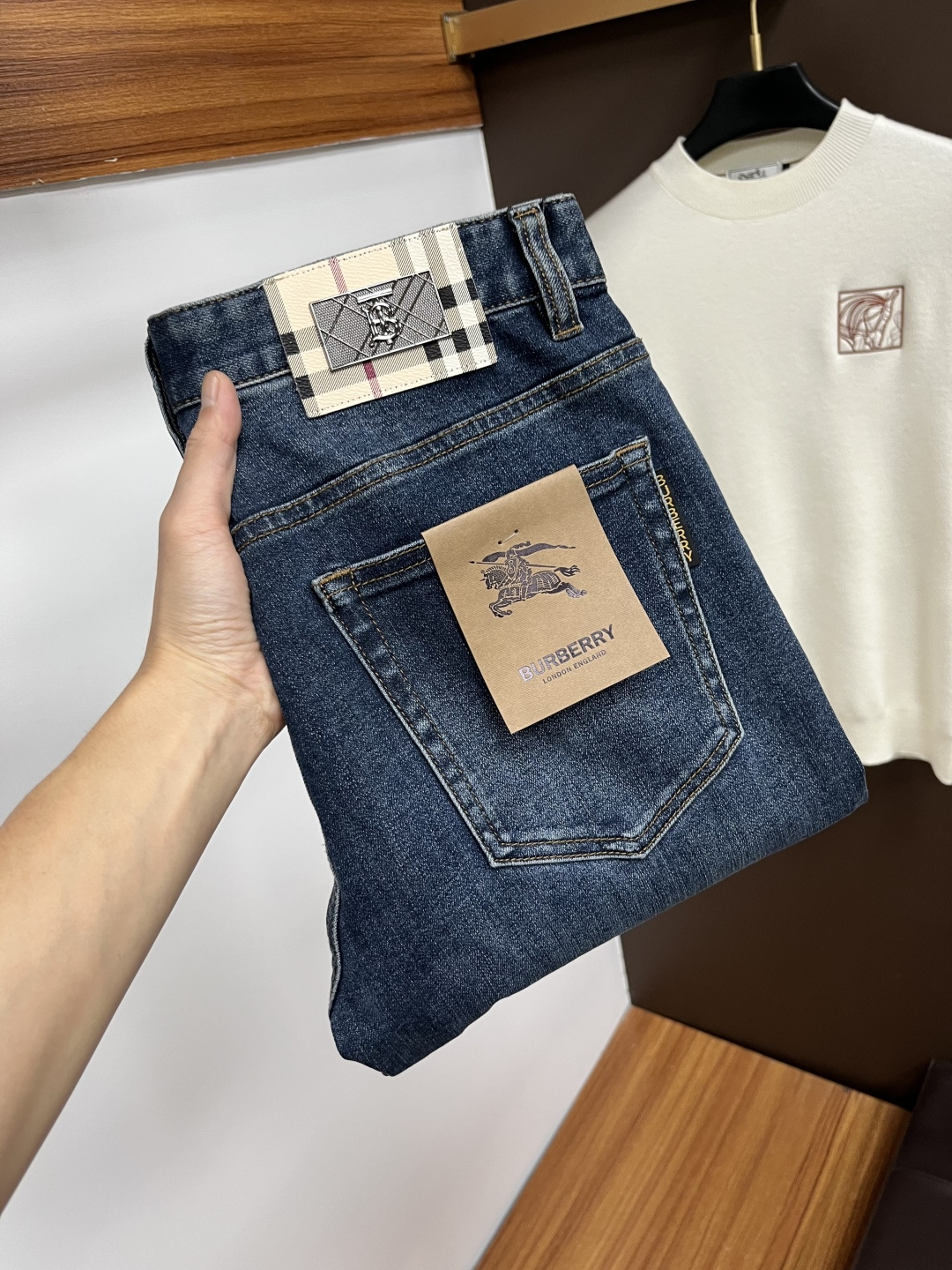 NO:644503,Burberry [2025 Autumn New Product] European Station Men's Business Casual Jeans When business meets leisure, when classics collide with fashion, in the autumn of 2025, we bring you new European station men's business casual jeans!  Selected high-quality fabrics are soft, comfortable, and highly breathable, allowing you to stay fresh and comfortable during a busy workday. The design is simple yet stylish, perfectly blending business and leisure elements. Whether it is the office or a weekend party, you can easily control it and show your unique taste. Meet your dressing needs for different occasions and rejuvenate your wardrobe. QDK  Slim tailoring fits the body shape, highlighting a man's erectness and confidence. The details show ingenuity, and every stitch is carefully polished to ensure both quality and comfort. Sizes 29-40,, burberry, jeans, alexander wang19860909巴宝莉【2025秋季新品】欧洲站男士商务休闲牛仔裤 当商务遇上休闲,当经典碰撞时尚,2025年秋季,我们为您带来全新欧洲站男士商务休闲牛仔裤！ 精选高品质面料,柔软舒适,透气性极佳,让您在繁忙的工作日中依然保持清爽与自在. 设计简约而不失格调,完美融合商务与休闲元素,无论是办公室还是周末聚会,都能轻松驾驭,展现您的独特品味. 满足您不同场合的穿搭需求,让您的衣橱焕发新生.QDK 修身剪裁,贴合身形,凸显男士的挺拔与自信.细节之处彰显匠心,每一个针脚都经过精心打磨,确保品质与舒适并存. 尺码29-40,,burberry,jeans,alexander wang,Men's clothing