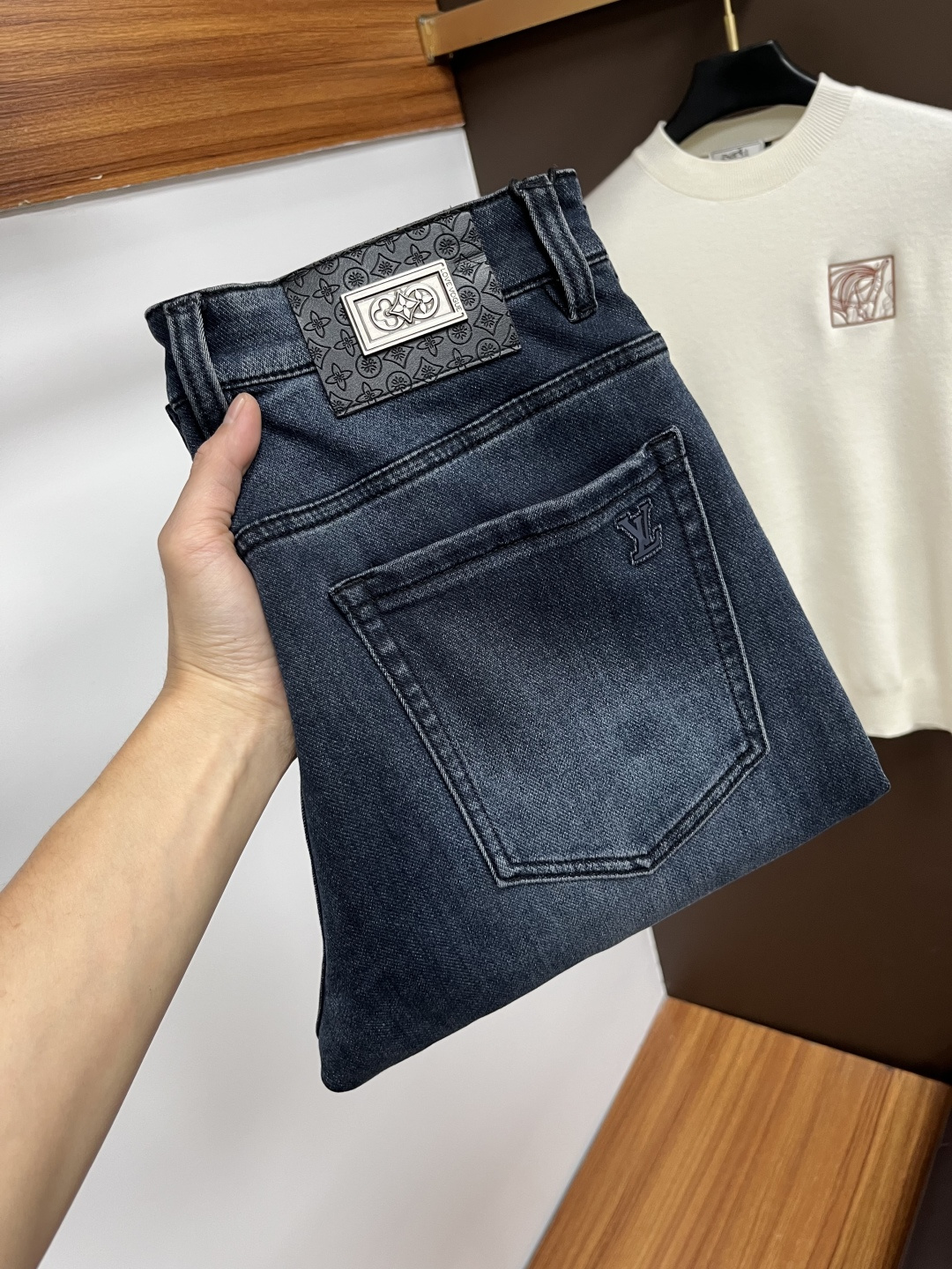 NO:601608,LV [New Products for Autumn] European Station Men’s Business Casual Jeans When business meets leisure, when classics collide with fashion, this autumn, we bring you new European station men’s business casual jeans!  Selected high-quality fabrics are soft, comfortable, and highly breathable, allowing you to stay fresh and comfortable during a busy workday. The design is simple yet stylish, perfectly blending business and leisure elements. Whether it is the office or a weekend party, you can easily control it and show your unique taste. Meet your dressing needs for different occasions and rejuvenate your wardrobe. QDK  Slim tailoring fits the body shape, highlighting a man's erectness and confidence. The details show ingenuity, and every stitch is carefully polished to ensure both quality and comfort. Sizes 29-40, louis vuitton, jeans, alexander wang19860909LV【秋季新品】欧洲站男士商务休闲牛仔裤 当商务遇上休闲,当经典碰撞时尚,年秋季,我们为您带来全新欧洲站男士商务休闲牛仔裤！ 精选高品质面料,柔软舒适,透气性极佳,让您在繁忙的工作日中依然保持清爽与自在. 设计简约而不失格调,完美融合商务与休闲元素,无论是办公室还是周末聚会,都能轻松驾驭,展现您的独特品味. 满足您不同场合的穿搭需求,让您的衣橱焕发新生.QDK 修身剪裁,贴合身形,凸显男士的挺拔与自信.细节之处彰显匠心,每一个针脚都经过精心打磨,确保品质与舒适并存. 尺码29-40,,louis vuitton,jeans,alexander wang,Men's clothing