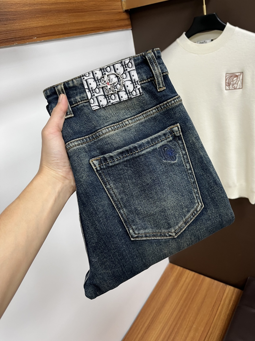 NO:601610,Dior [New Autumn Product] European Station Men's Business Casual Jeans When business meets leisure, when classics collide with fashion, this autumn, we bring you new European station men's business casual jeans!  Selected high-quality fabrics are soft, comfortable, and highly breathable, allowing you to stay fresh and comfortable during a busy workday. The design is simple yet stylish, perfectly blending business and leisure elements. Whether it is the office or a weekend party, you can easily control it and show your unique taste. Meet your dressing needs for different occasions and rejuvenate your wardrobe. QDK  Slim tailoring fits the body shape, highlighting a man's erectness and confidence. The details show ingenuity, and every stitch is carefully polished to ensure both quality and comfort. Sizes 29-40, dior, jeans, alexander wang19860909迪奥【秋季新品】欧洲站男士商务休闲牛仔裤 当商务遇上休闲,当经典碰撞时尚,年秋季,我们为您带来全新欧洲站男士商务休闲牛仔裤！ 精选高品质面料,柔软舒适,透气性极佳,让您在繁忙的工作日中依然保持清爽与自在. 设计简约而不失格调,完美融合商务与休闲元素,无论是办公室还是周末聚会,都能轻松驾驭,展现您的独特品味. 满足您不同场合的穿搭需求,让您的衣橱焕发新生.QDK 修身剪裁,贴合身形,凸显男士的挺拔与自信.细节之处彰显匠心,每一个针脚都经过精心打磨,确保品质与舒适并存. 尺码29-40,,dior,jeans,alexander wang,Men's clothing