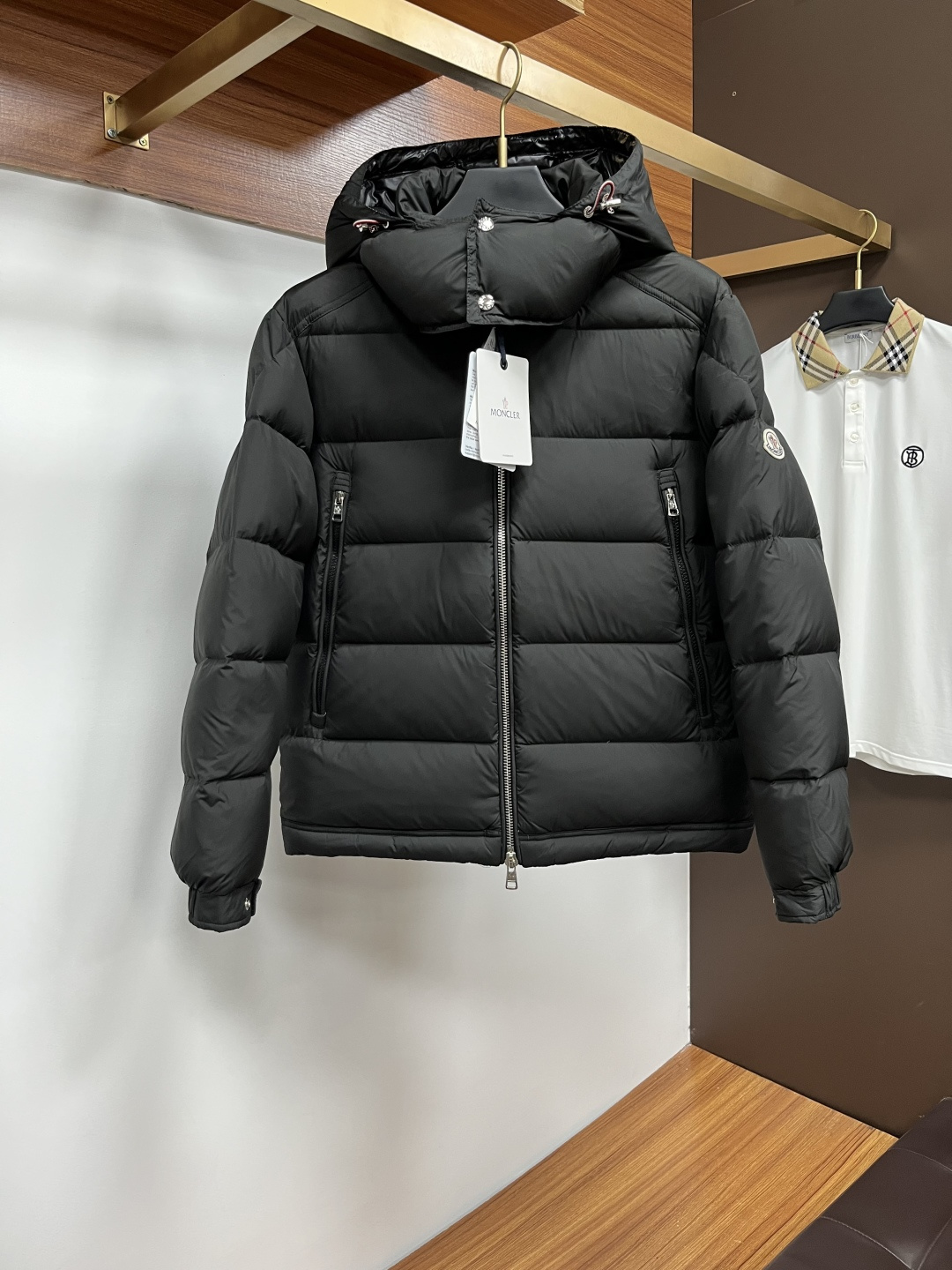 NO:608071,We mainly recommend the down jacket Moncler 2025, the latest fashion designer style down jacket, hooded down jacket, top hot winter style light luxury classic down jacket, hood detachable classic letter logo hot style down jacket, 90# white goose down filling, every detail shows craftsmanship, enough advanced structural tailoring design changes to show men's diverse image changes, slim fit, tailoring, to meet the current popular multi-layered wear, versatile style in life!  Color Black Size 1-5,,Moncler,jackets & coats,down jacket,hats,alexander wang19860909主推羽绒Moncler 2025最新款时尚设计师款羽绒外套蒙口连帽羽绒服,冬季顶级爆款款轻奢经典羽绒服,帽可拆经典字母logo爆款羽绒服,90#白鹅绒填充,处处细节显工艺足够的高级结构性剪裁的设计改变来展现男士多样的形象变化,修身利落、剪裁合体,满足时下正流行的多层次穿搭,生活百搭款式！ 颜色黑色 码数1-5码,,Moncler,jackets & coats,down jacket,hats,alexander wang,Men's clothing