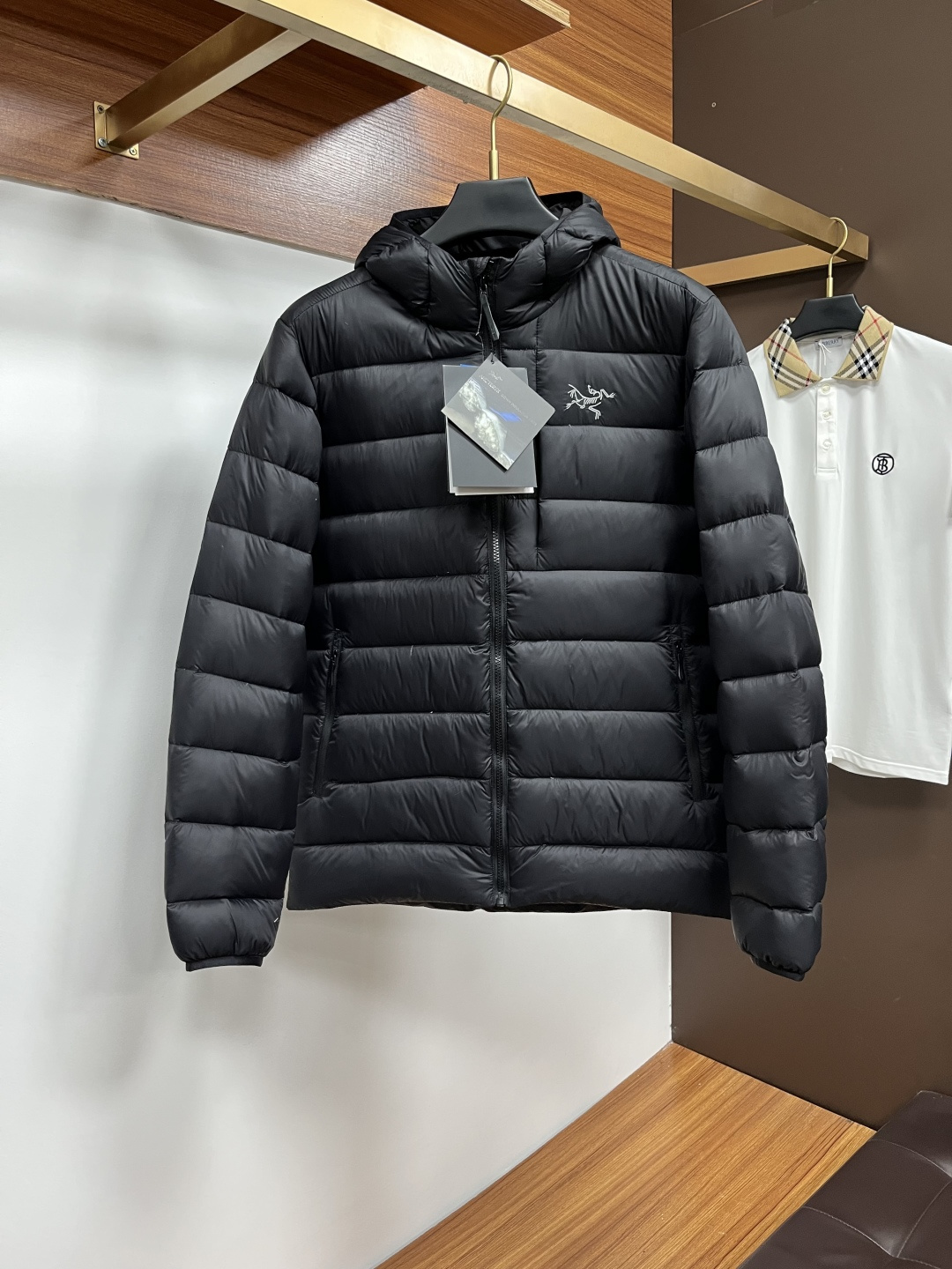 NO:598379,ARC'TERYX THORIUM JACKET25 new warm men's thin down jacket. Bird's down jacket has excellent thermal insulation performance and can provide the wearer with warm protection in cold weather. It can adapt to temperatures of more than ten degrees below zero when worn alone, and can withstand even lower temperatures when worn in layers.  The design is reasonable, and the overall shape is a regular fit. The small stand-up collar design is more comfortable to wear. It is neither too tight to restrict movement nor too loose to affect the appearance. There is ample internal space, which is easy to wear with other clothing and is suitable for people of different body types. Sizes: M-XXL,,jil sanderarc'teryx,jackets & coats,jackets & coats,down jacket,alexander wang19860909ARC'TERYX始祖鸟THORIUMJACKET25新款保暖男子薄款羽绒夹克外套 鸟家这款羽绒服保暖性能优异,在寒冷的天气中,能为穿着者提供温暖的保护,单穿可适应零下十多度的温度,叠穿能抵御更低的温度. 版型设计合理,整体为常规版型,小立领设计穿着较为舒适,既不会过于紧身限制活动,也不会过于宽松影响美观.内部空间充裕,方便与其他衣物搭配穿着,适合不同体型的人. 尺码:M-XXL,,jil sanderarc'teryx,jackets & coats,jackets & coats,down jacket,alexander wang,Men's clothing