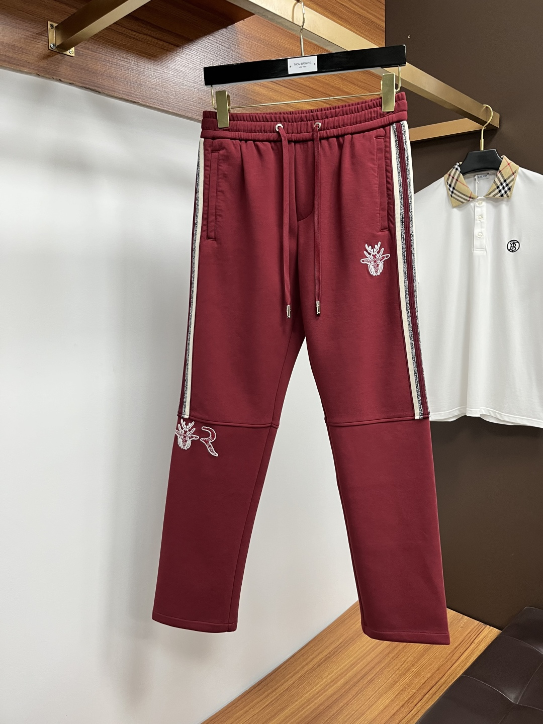 NO:608042,Dior's new 2025ss autumn and winter counter products are launched simultaneously. High-quality fashionable casual pants made from original orders. Super versatile. Exclusively customized - imported high-end cotton fabrics, with a delicate and soft feel, comfortable fit, and a super stylish upper body! The latest hardware accessories from the original customized counter. Super beautiful shape, the upper body shows slender legs, and the lining and wiring are impeccable. It can be attended to any occasion. L40 once again emphasizes that the fabric is very, very high-grade! Code number 29-38,,dior,alexander wang19860909迪奥 2025ss秋冬专柜新品同步上市.原单订制高品质时尚休闲裤.超级百搭款.独家定制-进口高端绵面料,手感细腻柔软,贴身舒适,上身超有型！原版定制专柜最新五金辅料.超靓版型、上身显腿修长,內里,走线都无可挑剔,任何场合都可出席,L40 再次强调面料非常非常显档次！码数29-38,,dior,alexander wang,Men's clothing