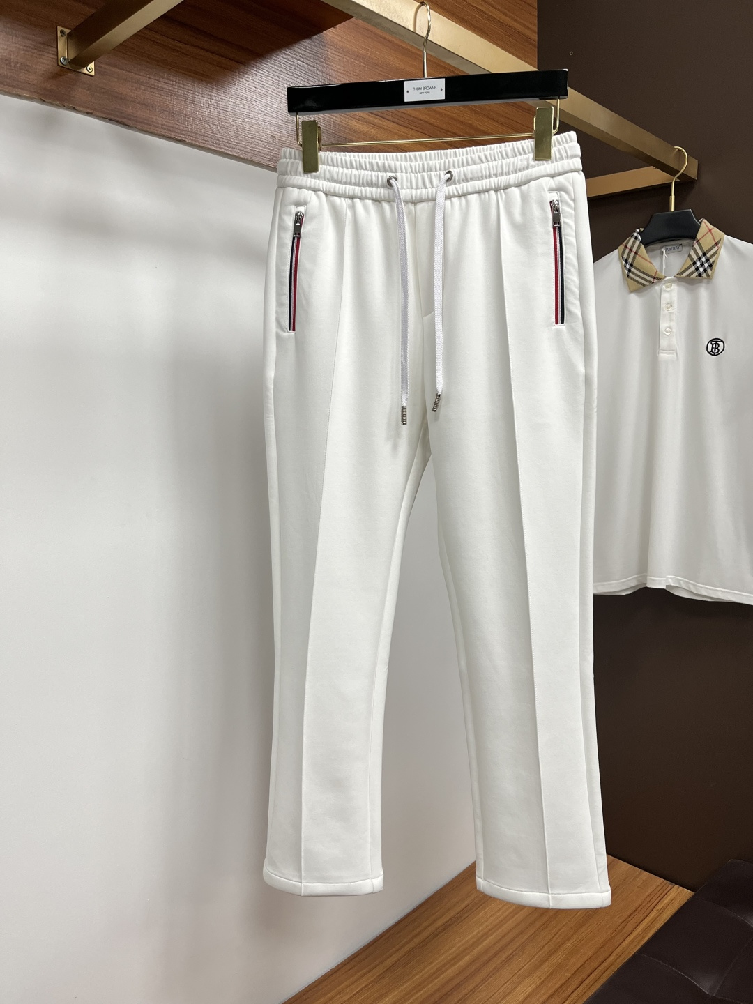 NO:608046,Paul's new 2025ss autumn and winter counter products are on the market at the same time. High-quality fashionable casual pants made from original orders. Super versatile. Exclusively customized - imported high-end cotton fabrics, with a delicate and soft feel, comfortable next to the body, and a super stylish upper body! The latest hardware accessories from the original customized counter. Super beautiful shape, the upper body shows slender legs, and the lining and wiring are impeccable. It can be attended to any occasion. L40 once again emphasizes that the fabric is very, very high-grade! Code number 29-38,,alexander wang19860909保罗 2025ss秋冬专柜新品同步上市.原单订制高品质时尚休闲裤.超级百搭款.独家定制-进口高端绵面料,手感细腻柔软,贴身舒适,上身超有型！原版定制专柜最新五金辅料.超靓版型、上身显腿修长,內里,走线都无可挑剔,任何场合都可出席,L40 再次强调面料非常非常显档次！码数29-38,,alexander wang,Men's clothing