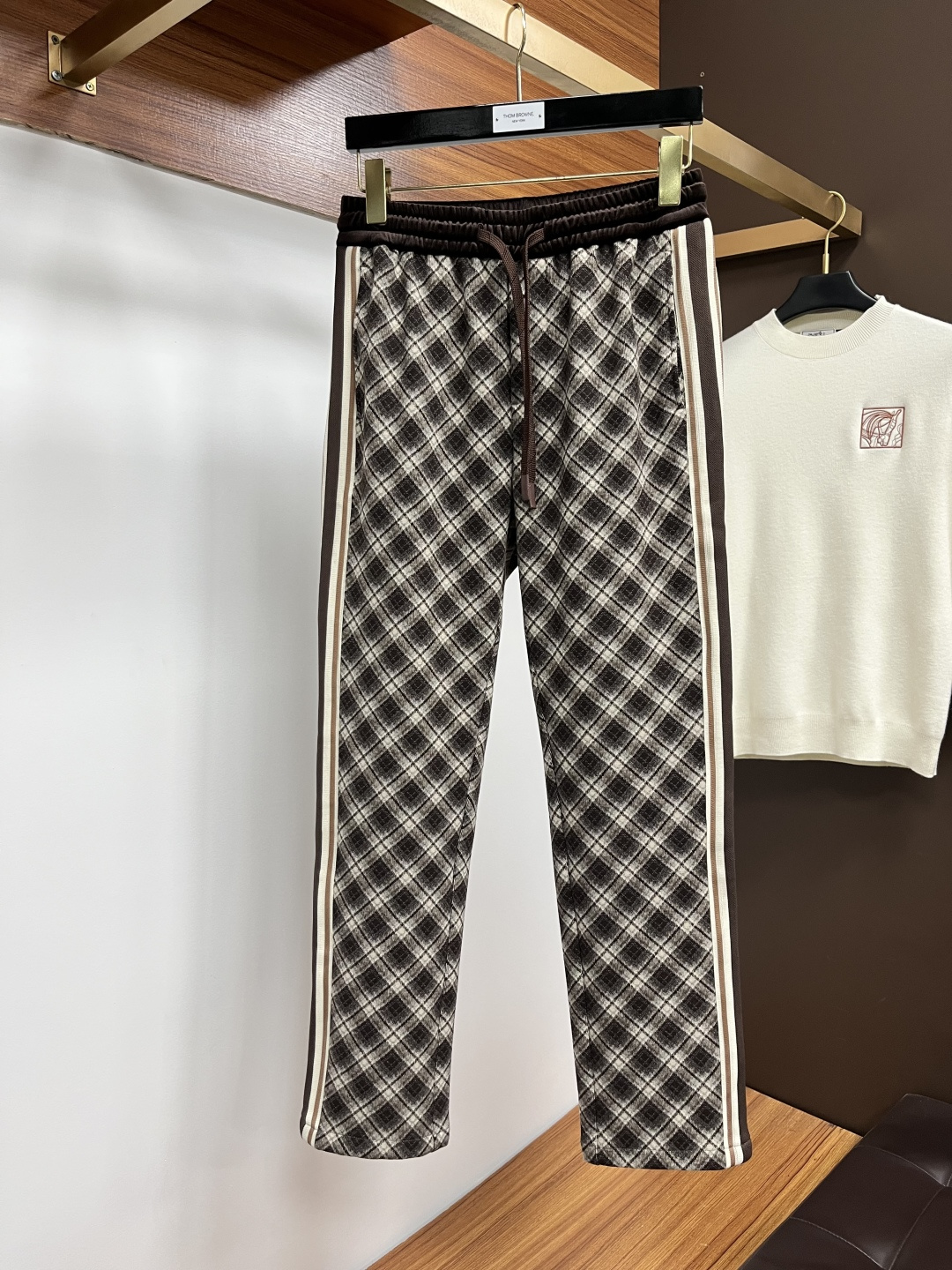 NO:608048,Celine's 2025ss autumn and winter counter new products are launched simultaneously. High-quality fashionable casual pants made from original orders. Super versatile. Exclusively customized-imported high-end cotton fabrics, with a delicate and soft feel, comfortable close-fitting, and a super stylish upper body! The latest hardware accessories from the original customized counter. Super beautiful shape, the upper body shows slender legs, and the lining and wiring are impeccable. It can be attended to any occasion. L40 once again emphasizes that the fabric is very, very high-grade! Code number 29-38,,alexander wang19860909塞琳 2025ss秋冬专柜新品同步上市.原单订制高品质时尚休闲裤.超级百搭款.独家定制-进口高端绵面料,手感细腻柔软,贴身舒适,上身超有型！原版定制专柜最新五金辅料.超靓版型、上身显腿修长,內里,走线都无可挑剔,任何场合都可出席,L40 再次强调面料非常非常显档次！码数29-38,,alexander wang,Men's clothing