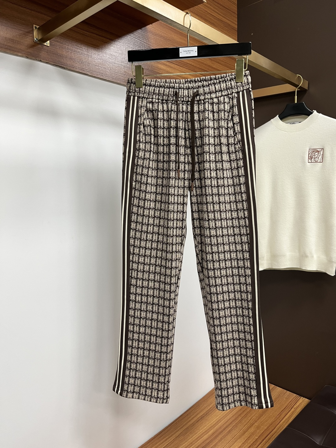 NO:608050,New LV 2025ss autumn and winter counter products are on the market simultaneously. High-quality fashionable casual pants made from original orders. Super versatile. Exclusively customized - imported high-end cotton fabrics, with a delicate and soft feel, comfortable close-fitting, and a super stylish upper body! The latest hardware accessories from the original customized counter. Super beautiful shape, the upper body shows slender legs, and the lining and wiring are impeccable. It can be attended to any occasion. L40 once again emphasizes that the fabric is very, very high-grade! Code number 29-38,,louis vuitton,alexander wang19860909LV 2025ss秋冬专柜新品同步上市.原单订制高品质时尚休闲裤.超级百搭款.独家定制-进口高端绵面料,手感细腻柔软,贴身舒适,上身超有型！原版定制专柜最新五金辅料.超靓版型、上身显腿修长,內里,走线都无可挑剔,任何场合都可出席,L40 再次强调面料非常非常显档次！码数29-38,,louis vuitton,alexander wang,Men's clothing