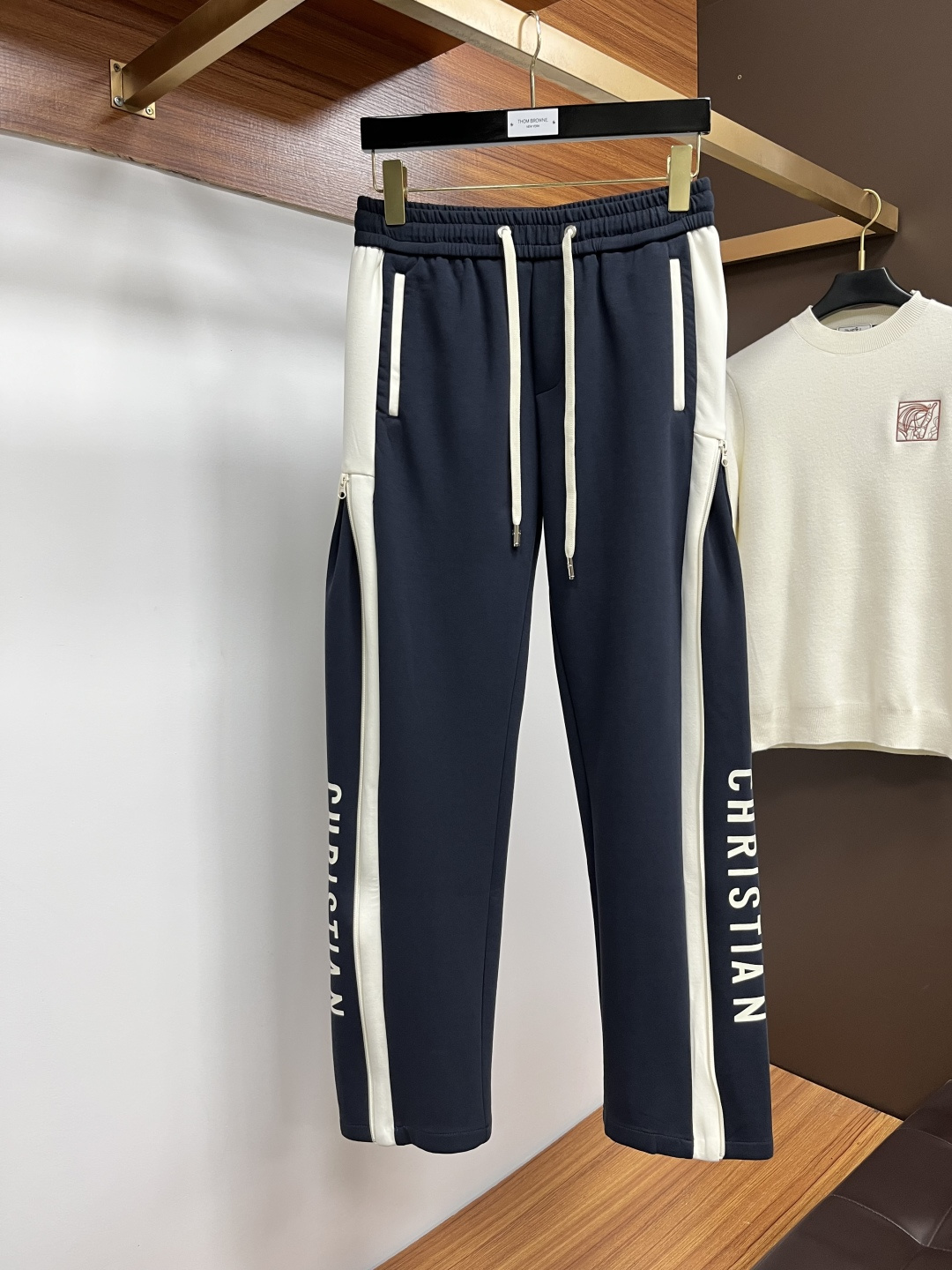 NO:608055,Dior's new 2025ss autumn and winter counter products are launched simultaneously. High-quality fashionable casual pants made from original orders. Super versatile. Exclusively customized - imported high-end cotton fabrics, with a delicate and soft feel, comfortable fit, and a super stylish upper body! The latest hardware accessories from the original customized counter. Super beautiful shape, the upper body shows slender legs, and the lining and wiring are impeccable. It can be attended to any occasion. L40 once again emphasizes that the fabric is very, very high-grade! Code number 29-38,,dior,alexander wang19860909迪奥 2025ss秋冬专柜新品同步上市.原单订制高品质时尚休闲裤.超级百搭款.独家定制-进口高端绵面料,手感细腻柔软,贴身舒适,上身超有型！原版定制专柜最新五金辅料.超靓版型、上身显腿修长,內里,走线都无可挑剔,任何场合都可出席,L40 再次强调面料非常非常显档次！码数29-38,,dior,alexander wang,Men's clothing