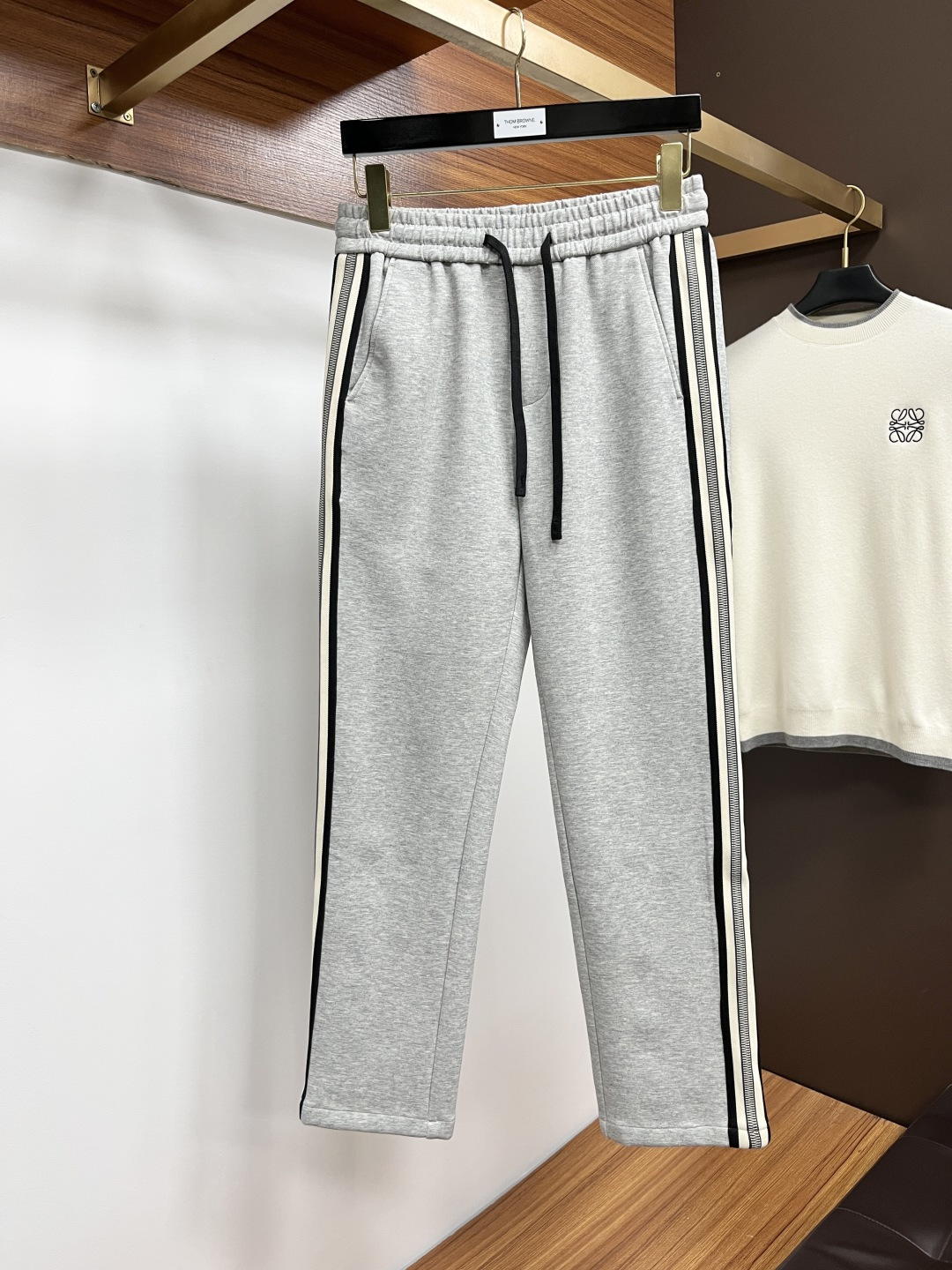 NO:608057,miumiu 2025ss autumn and winter new counter products are on the market simultaneously. High-quality fashionable casual pants made from original orders. Super versatile. Exclusively customized - imported high-end cotton fabrics, with a delicate and soft feel, comfortable close-fitting, and a super stylish upper body! The latest hardware accessories from the original customized counter. Super beautiful shape, the upper body shows slender legs, and the lining and wiring are impeccable. It can be attended to any occasion. L40 once again emphasizes that the fabric is very, very high-grade! Code number 29-38,,miumiu,alexander wang19860909miumiu 2025ss秋冬专柜新品同步上市.原单订制高品质时尚休闲裤.超级百搭款.独家定制-进口高端绵面料,手感细腻柔软,贴身舒适,上身超有型！原版定制专柜最新五金辅料.超靓版型、上身显腿修长,內里,走线都无可挑剔,任何场合都可出席,L40 再次强调面料非常非常显档次！码数29-38,,miumiu,alexander wang,Men's clothing