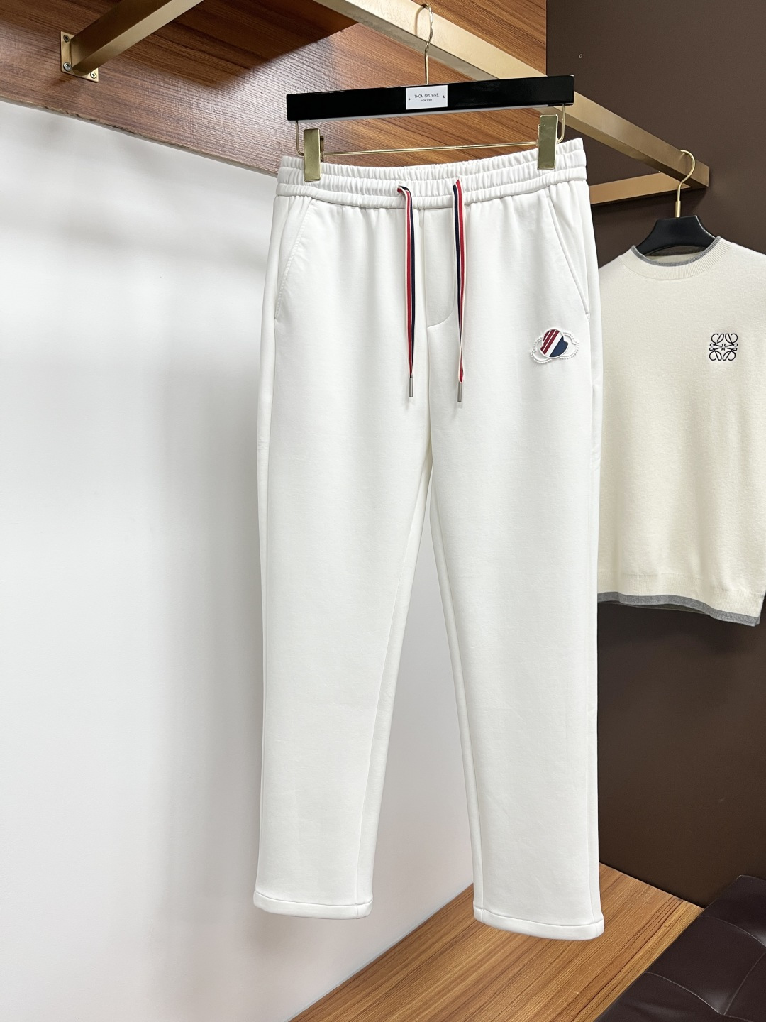 NO:608060,Mengkou 2025ss autumn and winter counter new products are launched simultaneously. High-quality fashionable casual pants made from original orders. Super versatile. Exclusively customized-imported high-end cotton fabrics, with a delicate and soft feel, comfortable close-fitting, and a super stylish upper body! The latest hardware accessories from the original customized counter. Super beautiful shape, the upper body shows slender legs, and the lining and wiring are impeccable. It can be attended to any occasion. L40 once again emphasizes that the fabric is very, very high-grade! Size 29-38,,Moncler,alexander wang19860909蒙口 2025ss秋冬专柜新品同步上市.原单订制高品质时尚休闲裤.超级百搭款.独家定制-进口高端绵面料,手感细腻柔软,贴身舒适,上身超有型！原版定制专柜最新五金辅料.超靓版型、上身显腿修长,內里,走线都无可挑剔,任何场合都可出席,L40 再次强调面料非常非常显档次！码数29-38,,Moncler,alexander wang,Men's clothing