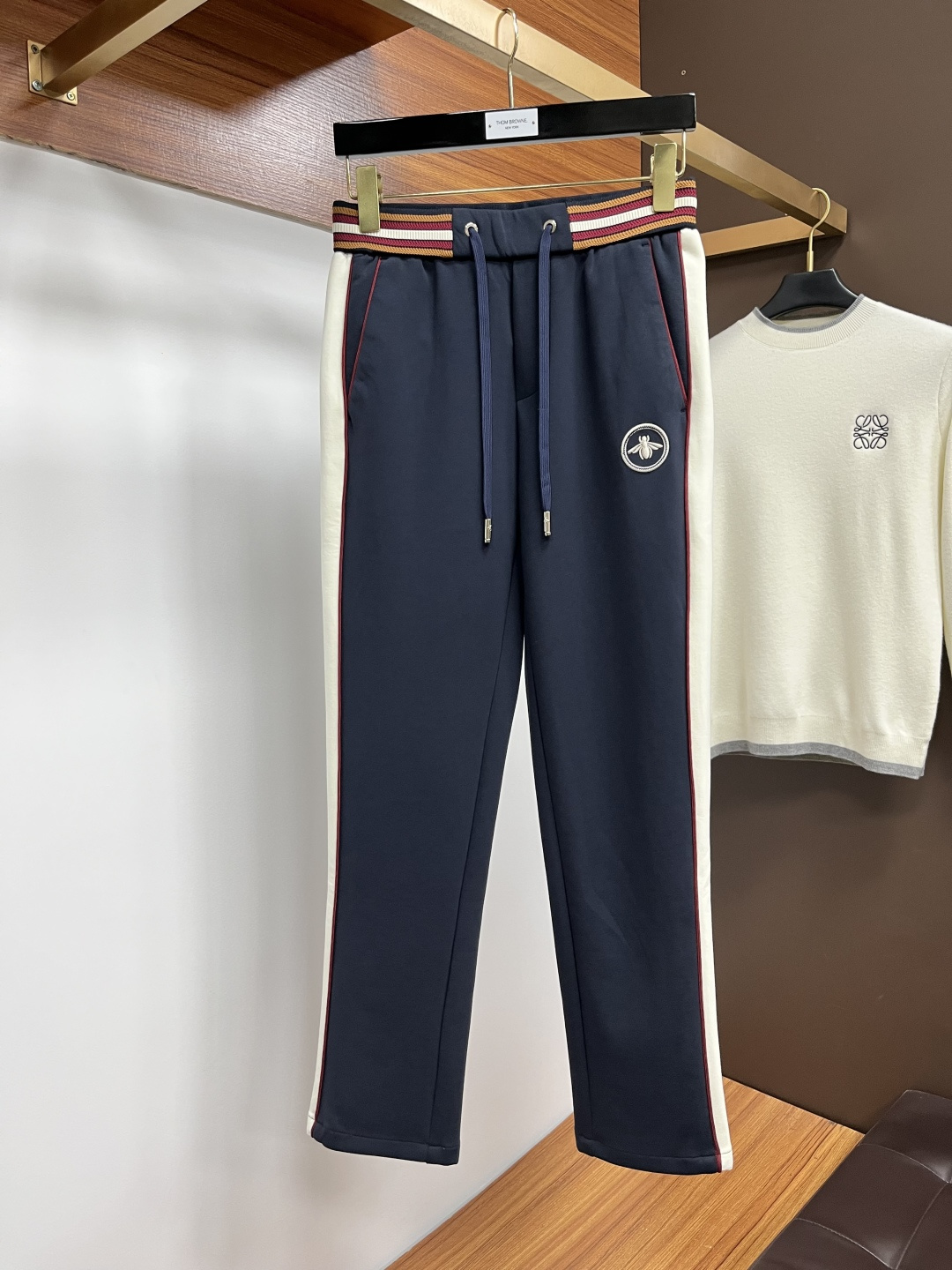 NO:608062,Dior's new 2025ss autumn and winter counter products are launched simultaneously. High-quality fashionable casual pants made from original orders. Super versatile. Exclusively customized - imported high-end cotton fabrics, with a delicate and soft feel, comfortable fit, and a super stylish upper body! The latest hardware accessories from the original customized counter. Super beautiful shape, the upper body shows slender legs, and the lining and wiring are impeccable. It can be attended to any occasion. L40 once again emphasizes that the fabric is very, very high-grade! Code number 29-38,,dior,alexander wang19860909迪奥 2025ss秋冬专柜新品同步上市.原单订制高品质时尚休闲裤.超级百搭款.独家定制-进口高端绵面料,手感细腻柔软,贴身舒适,上身超有型！原版定制专柜最新五金辅料.超靓版型、上身显腿修长,內里,走线都无可挑剔,任何场合都可出席,L40 再次强调面料非常非常显档次！码数29-38,,dior,alexander wang,Men's clothing