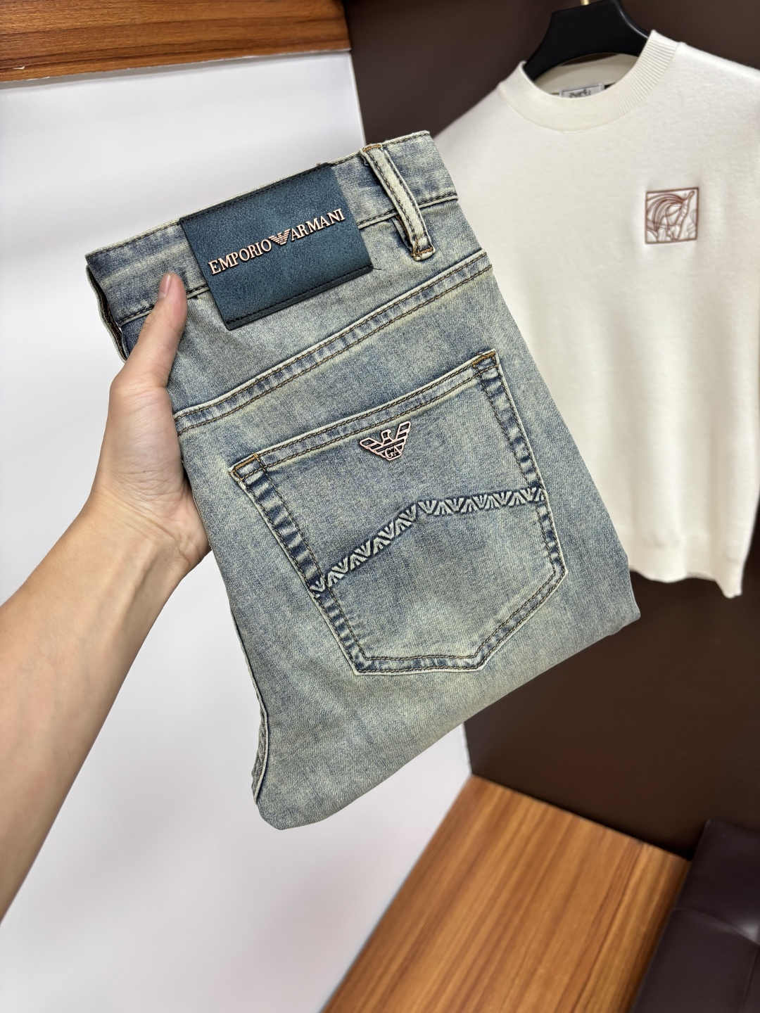 NO:601578,Armani's latest autumn jeans are stress-free when entering and leaving the store. Best-selling models in the counter. Shared taste and value. Very comfortable to wear. Low-key yet luxurious. Very classy to wear. Needless to say the trousers style and cut. The upper body is exquisite and vivid. Really first-class and top-quality materials. Really top-level casual pants, using Turkish cotton. The most famous denim fabric is produced. The quality is outstanding. After heavy washing, the pants are very soft. The straight-leg version is not picky.  The upper body is absolutely stylish QD25 is extremely luxurious!  Size 29-38,,armani,jeans,alexander wang19860909阿玛尼 年秋季最新品牛仔裤出入专卖店无压力 专柜热销款 品味与价值共享 身穿着非常舒适 低调不失奢华 穿出去非常有档次,裤型款式和裁剪亦无需多言 上身精致跃然.真正一等一顶级质料 真正殿堂级的休闲裤,选用土耳其的棉花 生产出最有名的单宁布 品质卓然 经过重水洗使得裤子很柔软 直脚的版型 不挑人 上身绝对的有型 QD25 极度奢华！尺码29-38,,armani,jeans,alexander wang,Men's clothing