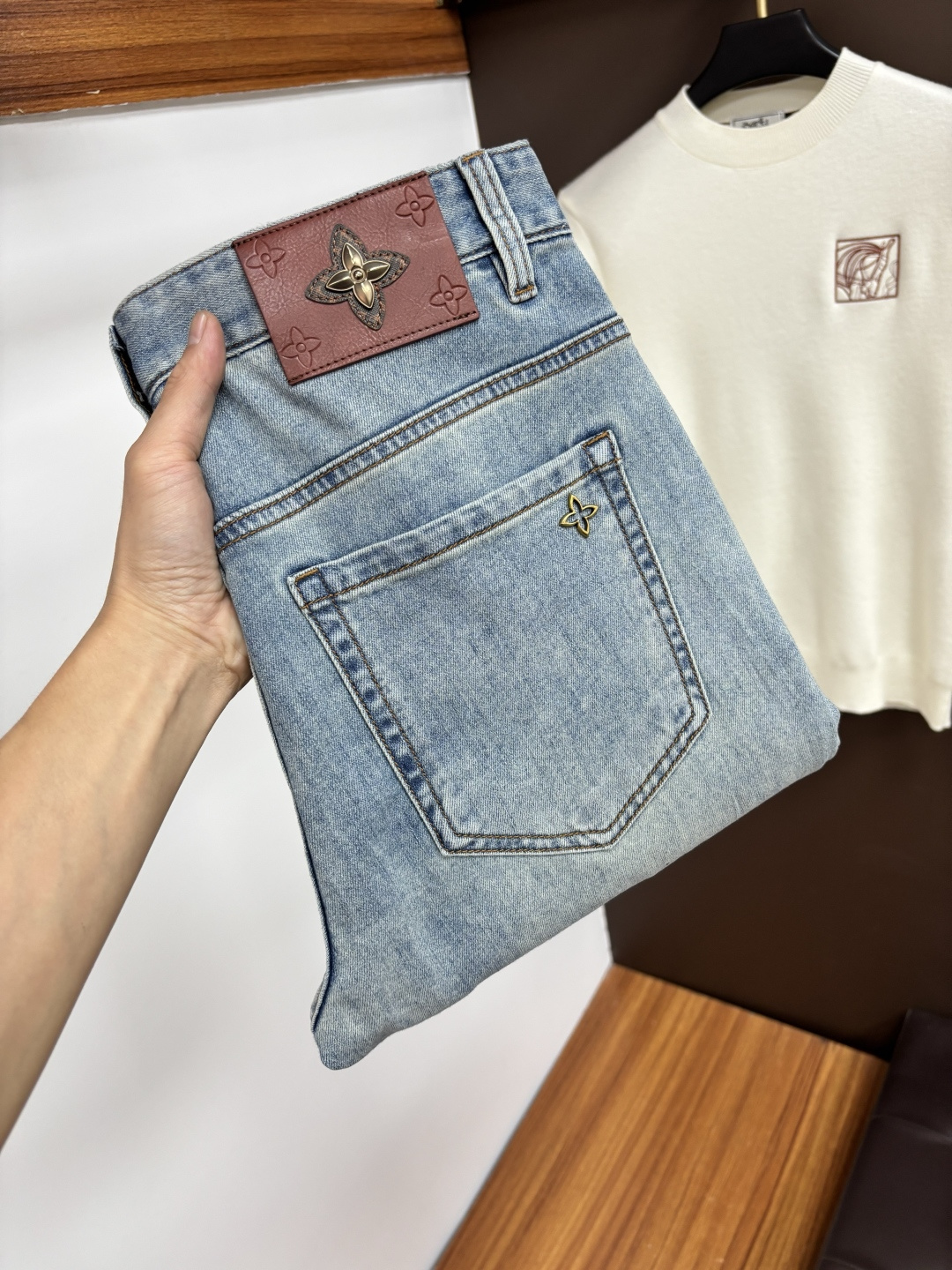 NO:600496,LV's latest 2025 autumn jeans are stress-free in and out of the store. Best-selling models in the counter. Taste and value are shared. Very comfortable to wear. Low-key yet luxurious. Very classy to wear. Needless to say the trousers style and cut. The upper body is exquisite and vivid. Real first-class top quality. Really top-level casual pants, using Turkish cotton. The most famous denim is produced. The quality is outstanding. After heavy washing, the pants are very soft. The straight-leg version is not picky.  The upper body is absolutely stylish QD25 is extremely luxurious!  Size 29-38,,louis vuitton,jeans,alexander wang19860909LV 2025年秋季最新品牛仔裤出入专卖店无压力 专柜热销款 品味与价值共享 身穿着非常舒适 低调不失奢华 穿出去非常有档次,裤型款式和裁剪亦无需多言 上身精致跃然.真正一等一顶级质料 真正殿堂级的休闲裤,选用土耳其的棉花 生产出最有名的单宁布 品质卓然 经过重水洗使得裤子很柔软 直脚的版型 不挑人 上身绝对的有型 QD25 极度奢华！尺码29-38,,louis vuitton,jeans,alexander wang,Men's clothing