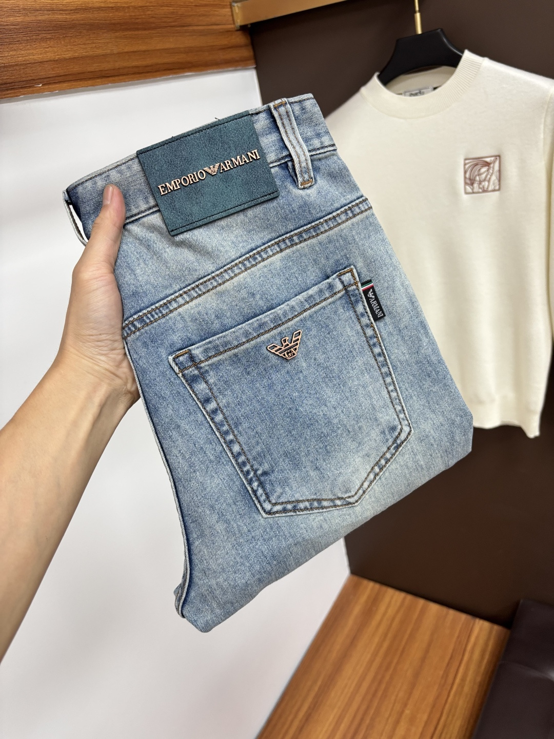 NO:600499,Armani's 2025 autumn latest jeans are stress-free when entering and leaving the store. Best-selling models in the counter. Taste and value are shared. Very comfortable to wear. Low-key yet luxurious. Very classy to wear. Needless to say the trousers style and cut. The upper body is exquisite and vivid. Really first-class and top-quality materials. Really palace-level casual pants, using Turkish cotton to produce the most famous denim. Excellent quality. Heavy washing makes the trousers very soft. Straight-leg version.  Don't be picky, the upper body is absolutely stylish QD25 is extremely luxurious!  Size 29-38,,armani,jeans,alexander wang19860909阿玛尼 2025年秋季最新品牛仔裤出入专卖店无压力 专柜热销款 品味与价值共享 身穿着非常舒适 低调不失奢华 穿出去非常有档次,裤型款式和裁剪亦无需多言 上身精致跃然.真正一等一顶级质料 真正殿堂级的休闲裤,选用土耳其的棉花 生产出最有名的单宁布 品质卓然 经过重水洗使得裤子很柔软 直脚的版型 不挑人 上身绝对的有型 QD25 极度奢华！尺码29-38,,armani,jeans,alexander wang,Men's clothing