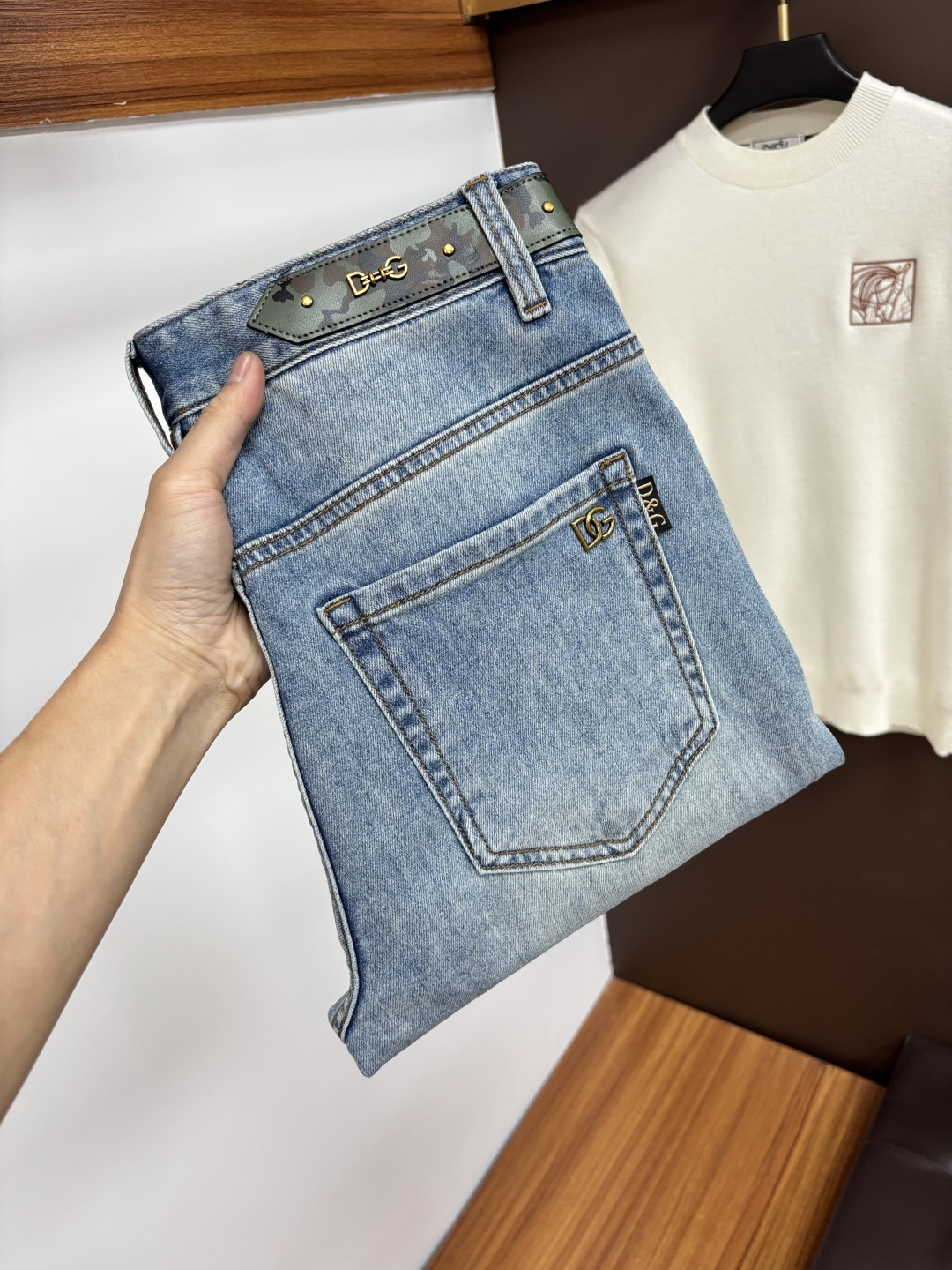 NO:599306,DG's latest 2025 autumn jeans are stress-free when entering and leaving the store. Best-selling models in the counter. Shared taste and value. Very comfortable to wear. Low-key yet luxurious. Very classy to wear. Needless to say the trousers style and cut. The upper body is exquisite and vivid. Real first-class top quality materials. Really top-level casual pants, using Turkish cotton. The most famous denim is produced. The quality is outstanding. After heavy washing, the pants are very soft. The straight-leg shape is not picky.  The upper body is absolutely stylish QD25 is extremely luxurious!  Size 29-38,,jeans,alexander wang19860909DG 2025年秋季最新品牛仔裤出入专卖店无压力 专柜热销款 品味与价值共享 身穿着非常舒适 低调不失奢华 穿出去非常有档次,裤型款式和裁剪亦无需多言 上身精致跃然.真正一等一顶级质料 真正殿堂级的休闲裤,选用土耳其的棉花 生产出最有名的单宁布 品质卓然 经过重水洗使得裤子很柔软 直脚的版型 不挑人 上身绝对的有型 QD25 极度奢华！尺码29-38,,jeans,alexander wang,Men's clothing