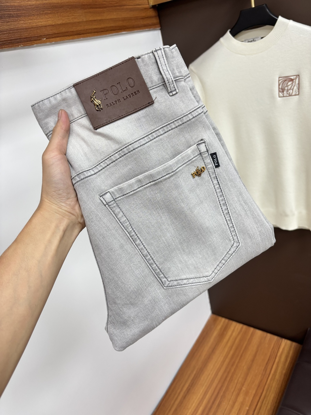 NO:599309,LV's latest 2025 autumn jeans are stress-free in and out of the store. Best-selling models in the counter. Taste and value are shared. Very comfortable to wear. Low-key yet luxurious. Very classy to wear. Needless to say the trousers style and cut. The upper body is exquisite and vivid. Real first-class top quality. Really top-level casual pants, using Turkish cotton. The most famous denim is produced. The quality is outstanding. After heavy washing, the pants are very soft. The straight-leg version is not picky.  The upper body is absolutely stylish QD25 is extremely luxurious!  Size 29-38,,louis vuitton,jeans,alexander wang19860909LV 2025年秋季最新品牛仔裤出入专卖店无压力 专柜热销款 品味与价值共享 身穿着非常舒适 低调不失奢华 穿出去非常有档次,裤型款式和裁剪亦无需多言 上身精致跃然.真正一等一顶级质料 真正殿堂级的休闲裤,选用土耳其的棉花 生产出最有名的单宁布 品质卓然 经过重水洗使得裤子很柔软 直脚的版型 不挑人 上身绝对的有型 QD25 极度奢华！尺码29-38,,louis vuitton,jeans,alexander wang,Men's clothing