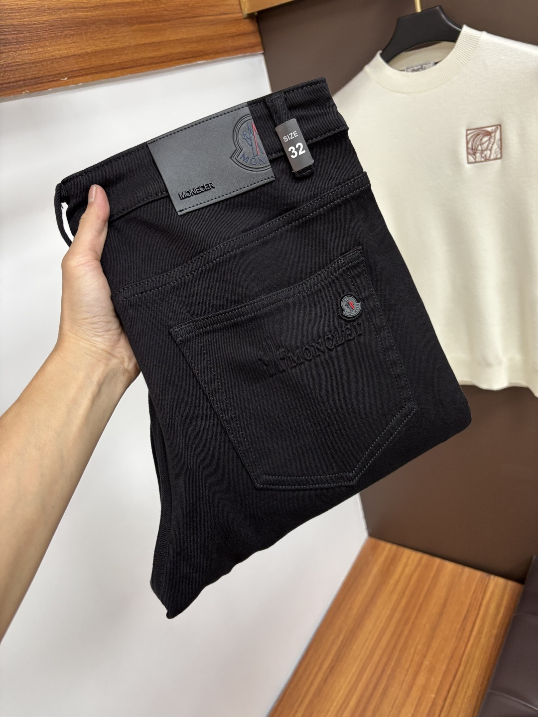 NO:599312,Mengkou 2025 autumn latest jeans, no pressure to go in and out of the store. Best-selling models in the counter. Shared taste and value. Very comfortable to wear. Low-key yet luxurious. Very classy to wear. Needless to say the trousers style and cut. The upper body is exquisite and vivid. Real first-class top quality. Really palace-level casual pants, using Turkish cotton. The most famous denim is produced. The quality is outstanding. After heavy washing, the pants are very soft. Straight-leg version.  Don't be picky, the upper body is absolutely stylish QD25 is extremely luxurious!  Size 29-38,,Moncler,jeans,alexander wang19860909蒙口 2025年秋季最新品牛仔裤出入专卖店无压力 专柜热销款 品味与价值共享 身穿着非常舒适 低调不失奢华 穿出去非常有档次,裤型款式和裁剪亦无需多言 上身精致跃然.真正一等一顶级质料 真正殿堂级的休闲裤,选用土耳其的棉花 生产出最有名的单宁布 品质卓然 经过重水洗使得裤子很柔软 直脚的版型 不挑人 上身绝对的有型 QD25 极度奢华！尺码29-38,,Moncler,jeans,alexander wang,Men's clothing