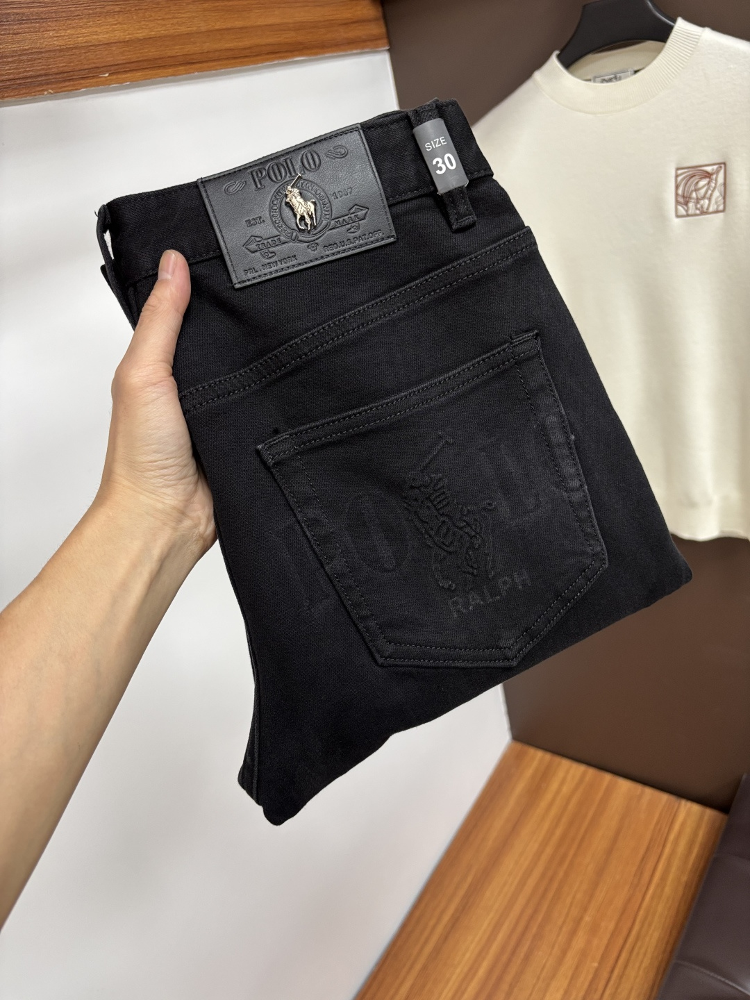NO:599315,Polo's latest 2025 autumn jeans are stress-free in and out of specialty stores. Best-selling models in the counter. Shared taste and value. Very comfortable to wear. Low-key yet luxurious. Very classy to wear. Needless to say the trousers style and cut. The upper body is exquisite and lively. Real first-class top quality materials. Really palace-level casual pants, using Turkish cotton. The most famous denim is produced. The quality is outstanding. After heavy washing, the pants are very soft. The straight-leg version is not picky.  The upper body is absolutely stylish QD25 is extremely luxurious!  Size 29-38,,jeans,alexander wang19860909Polo 2025年秋季最新品牛仔裤出入专卖店无压力 专柜热销款 品味与价值共享 身穿着非常舒适 低调不失奢华 穿出去非常有档次,裤型款式和裁剪亦无需多言 上身精致跃然.真正一等一顶级质料 真正殿堂级的休闲裤,选用土耳其的棉花 生产出最有名的单宁布 品质卓然 经过重水洗使得裤子很柔软 直脚的版型 不挑人 上身绝对的有型 QD25 极度奢华！尺码29-38,,jeans,alexander wang,Men's clothing