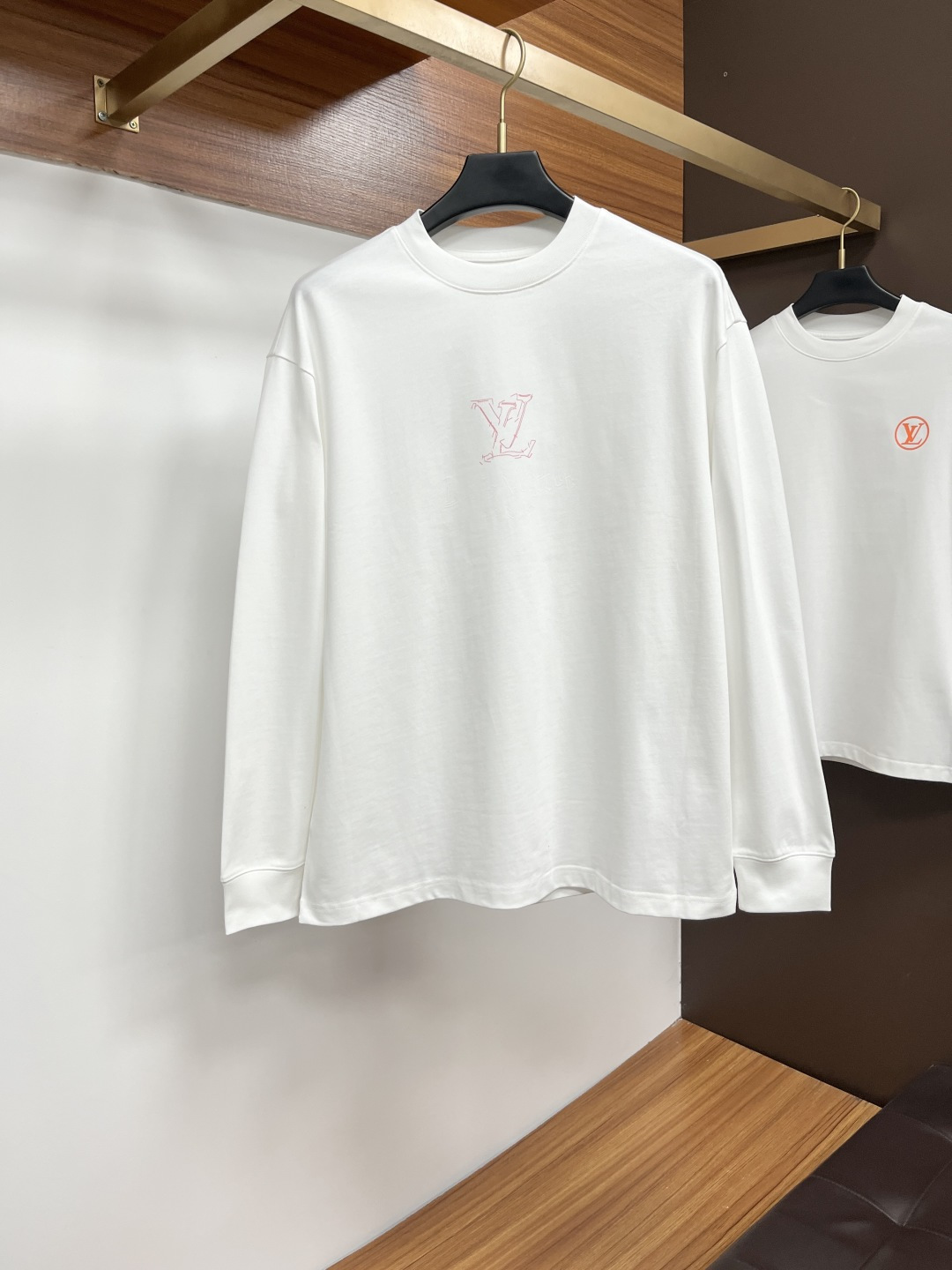 NO:599318,LV 2025 autumn and winter European counter new styles  Top-quality original fashion casual long-sleeved T-shirt sweatshirt. Customized by early autumn fashion internet celebrities. It is made of imported high-density silk cotton fabrics and exquisite original logo. It has both comfort and breathability, softness, anti-wrinkle elasticity and excellent drape. It is handsome whether worn alone or worn inside. It conforms to men's practical dressing habits, pursues luxury, noble and elegant style, creates extraordinary men's taste, and is the first choice for urban fashion men. Size M-3XL, Louis  vuitton,hoodie,sweatshirts,tees,t-shirt,alexander wang19860909LV 2025秋冬欧洲专柜新款 顶级原单时尚休闲长袖T恤卫衣.早秋时尚网红潮人定制,精选进口高密度蚕丝棉面料,精致原版logo打造,舒适性与透气性兼优,柔软抗皱弹性和垂性极佳,无论是单穿或是内搭都是帅气十足,吻合了男性实用穿衣习惯,追求奢华高贵优雅风范,打造不凡男士品味,都市时尚男士首选.尺码M-3XL,,louis vuitton,hoodie,sweatshirts,tees，t-shirt,alexander wang,Men's clothing