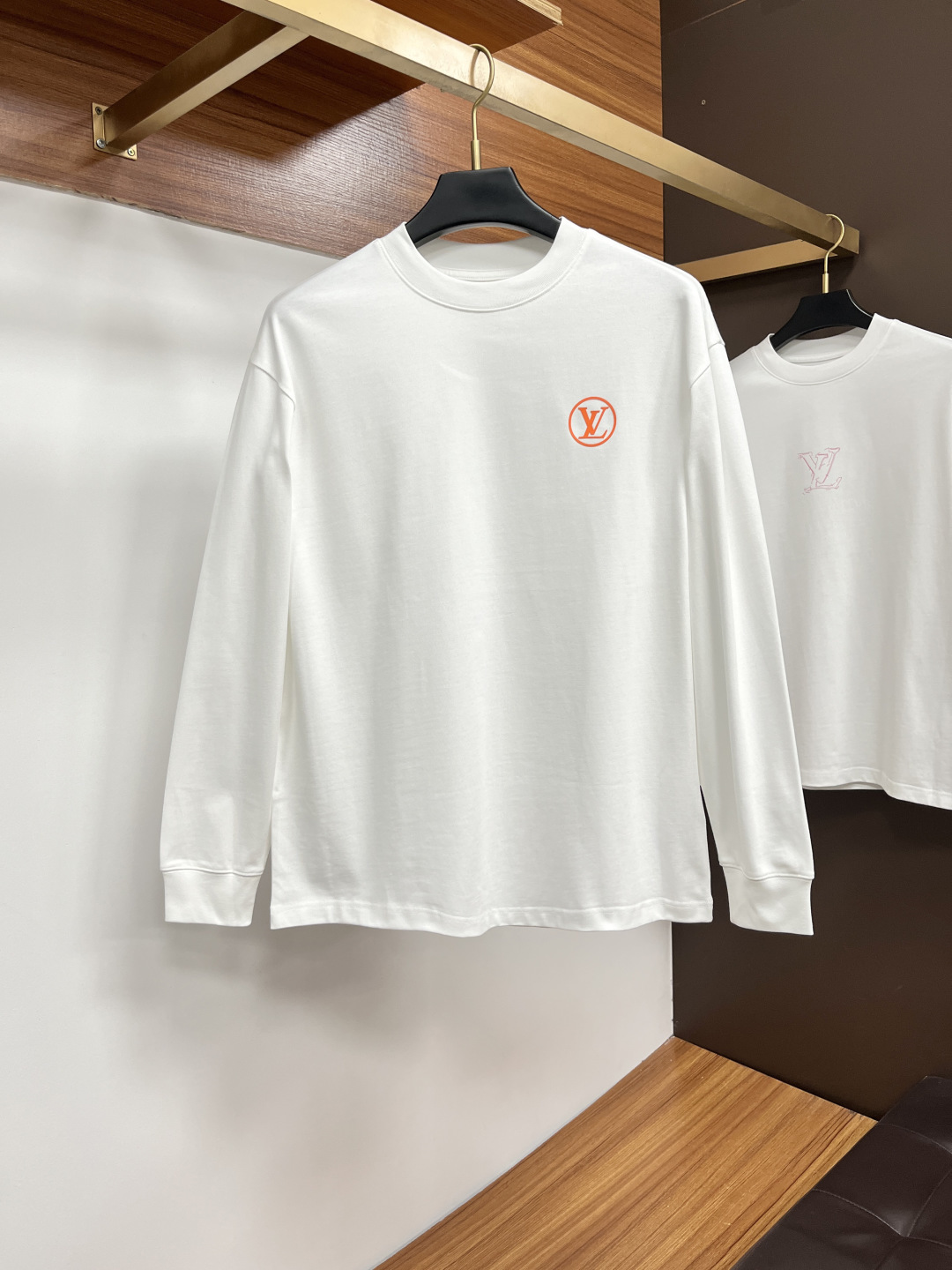 NO:597187,LV 2025 autumn and winter European counter new styles  Top-quality original fashion casual long-sleeved T-shirt sweatshirt. Customized by early autumn fashion internet celebrities. It is made of imported high-density silk cotton fabrics and exquisite original logo. It has both comfort and breathability, softness, anti-wrinkle elasticity and excellent drape. It is handsome whether worn alone or worn inside. It conforms to men's practical dressing habits, pursues luxury, noble and elegant style, creates extraordinary men's taste, and is the first choice for urban fashion men. Size M-3XL, Louis  vuitton,hoodie,sweatshirts,tees,t-shirt,alexander wang19860909LV 2025秋冬欧洲专柜新款 顶级原单时尚休闲长袖T恤卫衣.早秋时尚网红潮人定制,精选进口高密度蚕丝棉面料,精致原版logo打造,舒适性与透气性兼优,柔软抗皱弹性和垂性极佳,无论是单穿或是内搭都是帅气十足,吻合了男性实用穿衣习惯,追求奢华高贵优雅风范,打造不凡男士品味,都市时尚男士首选.尺码M-3XL,,louis vuitton,hoodie,sweatshirts,tees，t-shirt,alexander wang,Men's clothing