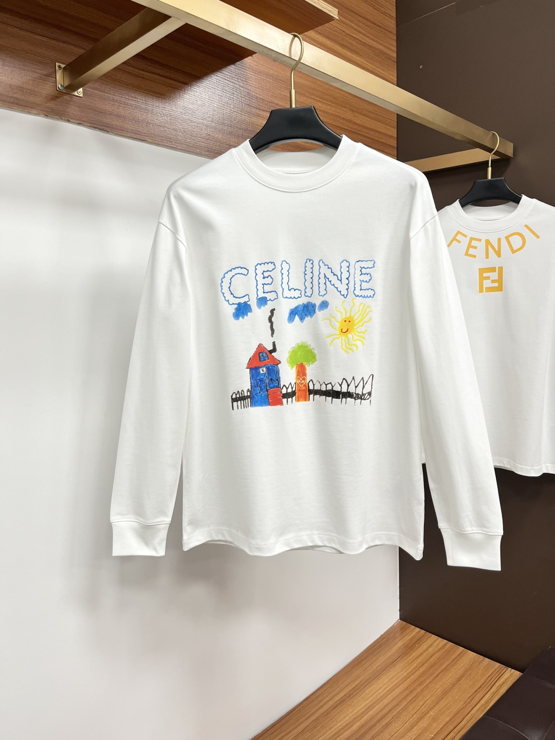 NO:597190,Celine 2025 autumn and winter European counter new styles  Top-quality original fashion casual long-sleeved T-shirt sweatshirt. Customized by early autumn fashion internet celebrities. Made with imported high-density silk cotton fabrics and exquisite original logo. It has excellent comfort and breathability. It is soft, anti-wrinkle, elastic and has excellent drape. It is very handsome whether worn alone or layered. Kiss  It combines men's practical dressing habits, pursues luxury, noble and elegant style, and creates extraordinary men's taste. It is the first choice for urban fashion men. Sizes M-3XL, hoodie, sweatshirts, tees, t-shirt, alexander  wang19860909塞琳 2025秋冬欧洲专柜新款 顶级原单时尚休闲长袖T恤卫衣.早秋时尚网红潮人定制,精选进口高密度蚕丝棉面料,精致原版logo打造,舒适性与透气性兼优,柔软抗皱弹性和垂性极佳,无论是单穿或是内搭都是帅气十足,吻合了男性实用穿衣习惯,追求奢华高贵优雅风范,打造不凡男士品味,都市时尚男士首选.尺码M-3XL,,hoodie,sweatshirts,tees，t-shirt,alexander wang,Men's clothing