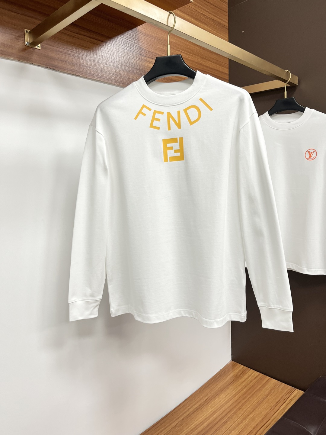 NO:597193,Fendi 2025 autumn and winter European counter new styles  Top original fashion casual long-sleeved T-shirt sweatshirt. Customized by early autumn fashion internet celebrities. Made with imported high-density silk cotton fabrics and exquisite original logo. It has excellent comfort and breathability. It is soft, anti-wrinkle, elastic and has excellent drape. Whether worn alone or layered, it is very handsome and suits men.  Practical dressing habits, pursuit of luxury, nobility and elegance, creating extraordinary men's taste, the first choice for urban fashion men. Sizes M-3XL, fendi, hoodie, sweatshirts, tees, t-shirt, alexander  wang19860909芬迪 2025秋冬欧洲专柜新款 顶级原单时尚休闲长袖T恤卫衣.早秋时尚网红潮人定制,精选进口高密度蚕丝棉面料,精致原版logo打造,舒适性与透气性兼优,柔软抗皱弹性和垂性极佳,无论是单穿或是内搭都是帅气十足,吻合了男性实用穿衣习惯,追求奢华高贵优雅风范,打造不凡男士品味,都市时尚男士首选.尺码M-3XL,,fendi,hoodie,sweatshirts,tees，t-shirt,alexander wang,Men's clothing