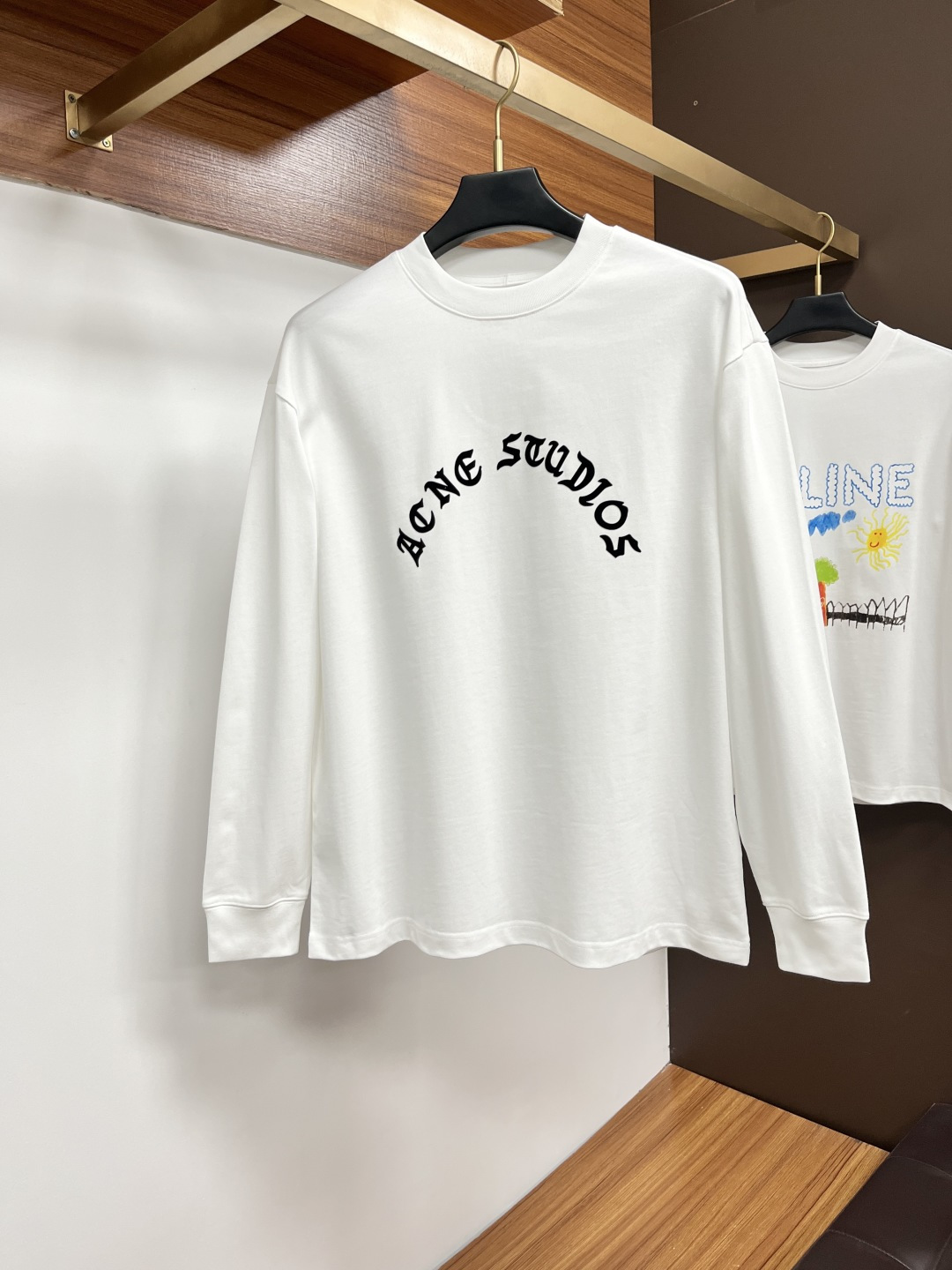 NO:597167,LV 2025 autumn and winter European counter new styles  Top-quality original fashion casual long-sleeved T-shirt sweatshirt. Customized by early autumn fashion internet celebrities. It is made of imported high-density silk cotton fabrics and exquisite original logo. It has both comfort and breathability, softness, anti-wrinkle elasticity and excellent drape. It is handsome whether worn alone or worn inside. It conforms to men's practical dressing habits, pursues luxury, noble and elegant style, creates extraordinary men's taste, and is the first choice for urban fashion men. Size M-3XL, Louis  vuitton,hoodie,sweatshirts,tees,t-shirt,alexander wang19860909LV 2025秋冬欧洲专柜新款 顶级原单时尚休闲长袖T恤卫衣.早秋时尚网红潮人定制,精选进口高密度蚕丝棉面料,精致原版logo打造,舒适性与透气性兼优,柔软抗皱弹性和垂性极佳,无论是单穿或是内搭都是帅气十足,吻合了男性实用穿衣习惯,追求奢华高贵优雅风范,打造不凡男士品味,都市时尚男士首选.尺码M-3XL,,louis vuitton,hoodie,sweatshirts,tees，t-shirt,alexander wang,Men's clothing