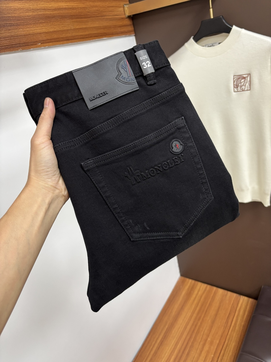 NO:597205,Mengkou 2025 autumn latest jeans, no pressure to go in and out of the store. Best-selling models in the counter. Shared taste and value. Very comfortable to wear. Low-key yet luxurious. Very classy to wear. Needless to say the trousers style and cut. The upper body is exquisite and vivid. Real first-class top quality. Really palace-level casual pants, using Turkish cotton. The most famous denim is produced. The quality is outstanding. After heavy washing, the pants are very soft. Straight-leg version.  Don't be picky, the upper body is absolutely stylish QD25 is extremely luxurious!  Size 29-38,,Moncler,jeans,alexander wang19860909蒙口 2025年秋季最新品牛仔裤出入专卖店无压力 专柜热销款 品味与价值共享 身穿着非常舒适 低调不失奢华 穿出去非常有档次,裤型款式和裁剪亦无需多言 上身精致跃然.真正一等一顶级质料 真正殿堂级的休闲裤,选用土耳其的棉花 生产出最有名的单宁布 品质卓然 经过重水洗使得裤子很柔软 直脚的版型 不挑人 上身绝对的有型 QD25 极度奢华！尺码29-38,,Moncler,jeans,alexander wang,Men's clothing